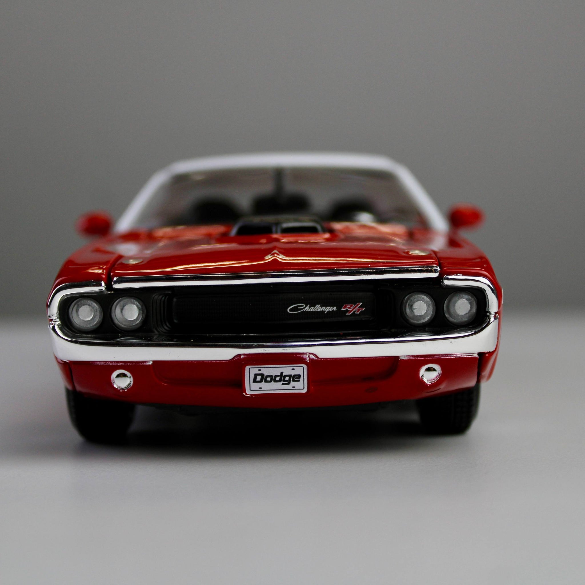 Maisto Dodge Challenger R/T Coupe 1970 1:24 Die-Cast Model Car