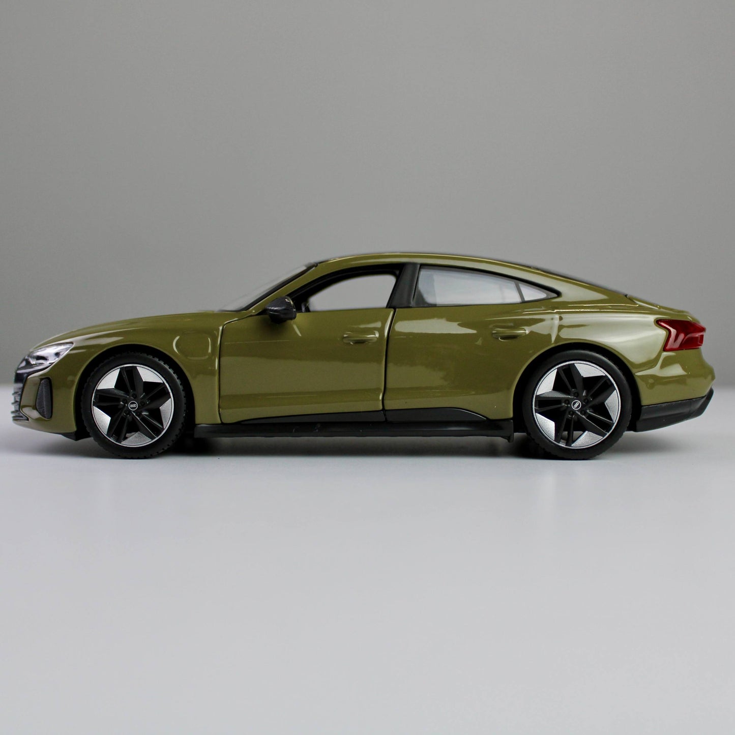 سيارة مايستو أودي RS إي-ترون GT 2022 طراز مصبوب 1:24
