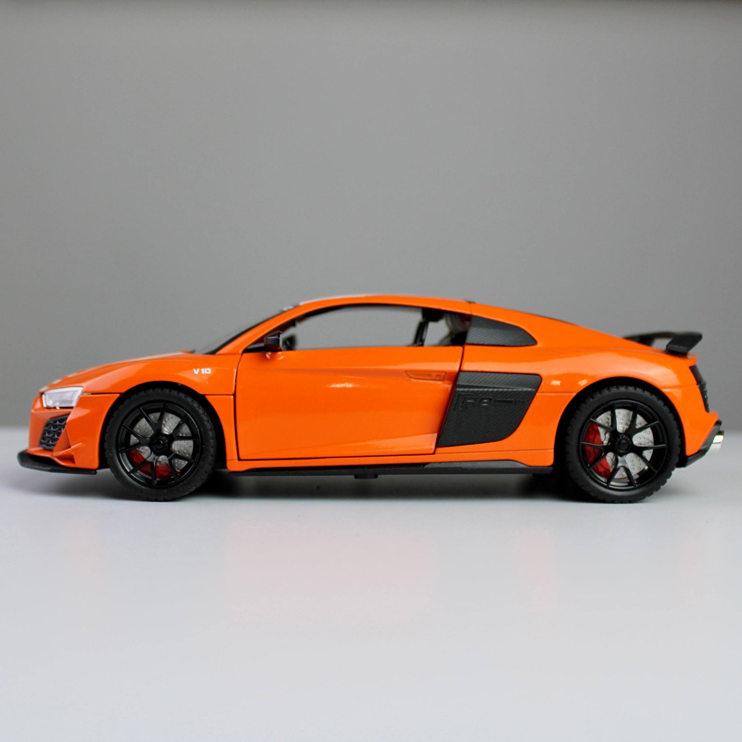 Audi R8 V10 1:24 Die-Cast Model Car