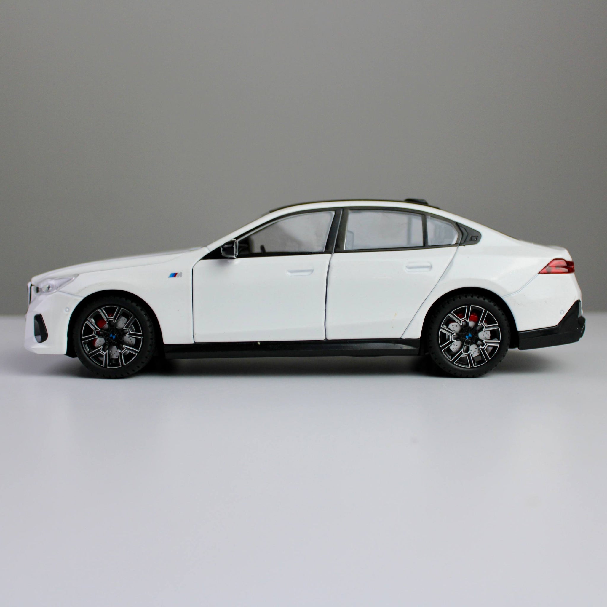 BMW 530Li 1:24 Die-Cast Model Car