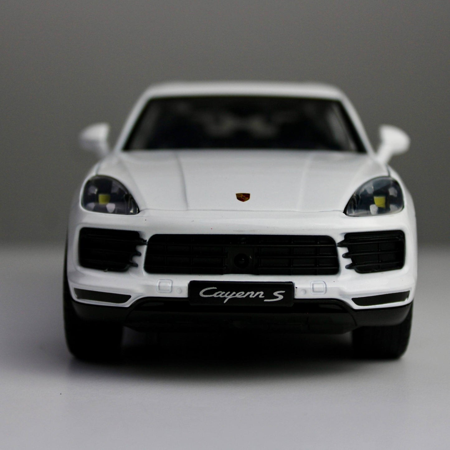 Porsche Cayenne S – 1:24 Die-Cast SUV Model with Light & Sound