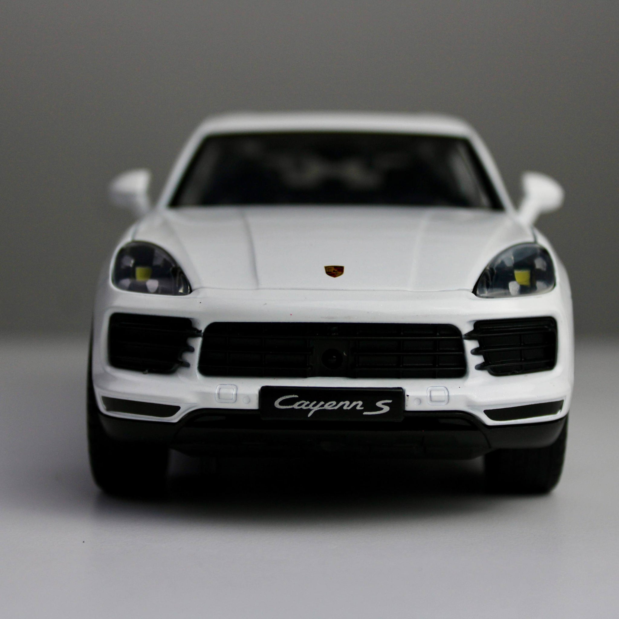 Porsche Cayenne S – 1:24 Die-Cast SUV Model with Light & Sound
