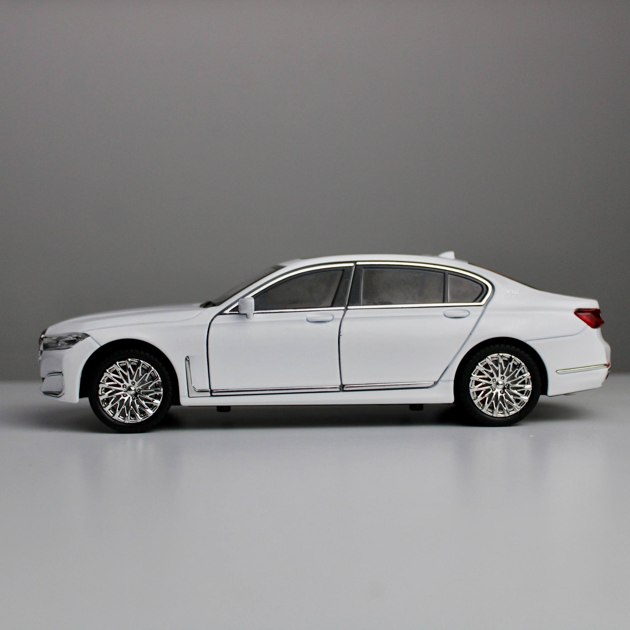 BMW 760Li Luxury Edition – 1:24 Die-Cast Model with Light & Sound