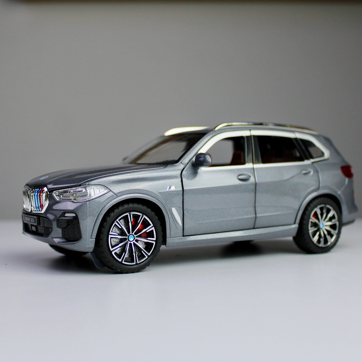 BMW X5 M Performance – نموذج سيارة رياضية متعددة الاستخدامات (SUV) مصبوبة بمقياس 1:24 مع أضواء LED