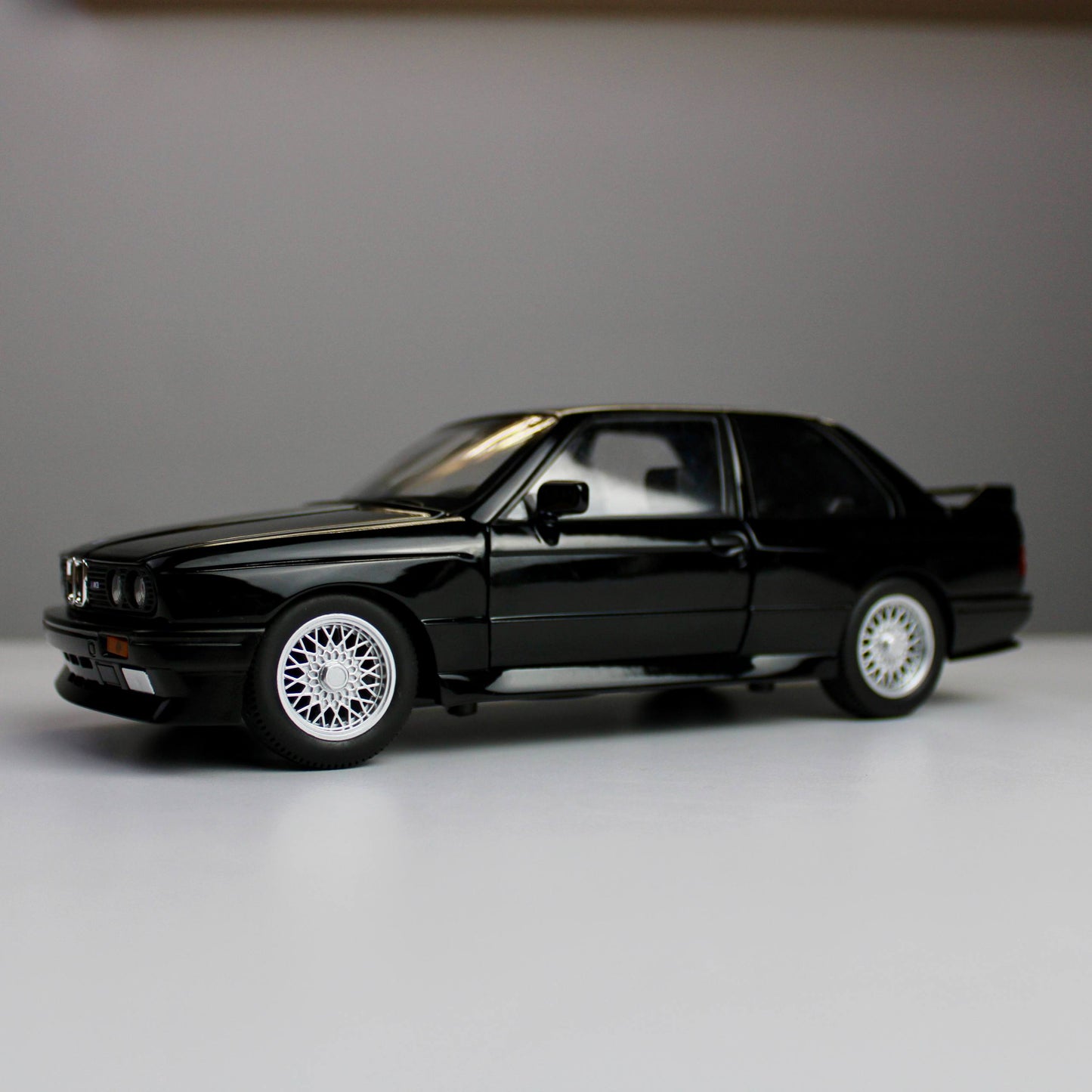 BMW M3 E30 – 1:24 Classic Die-Cast Model Car
