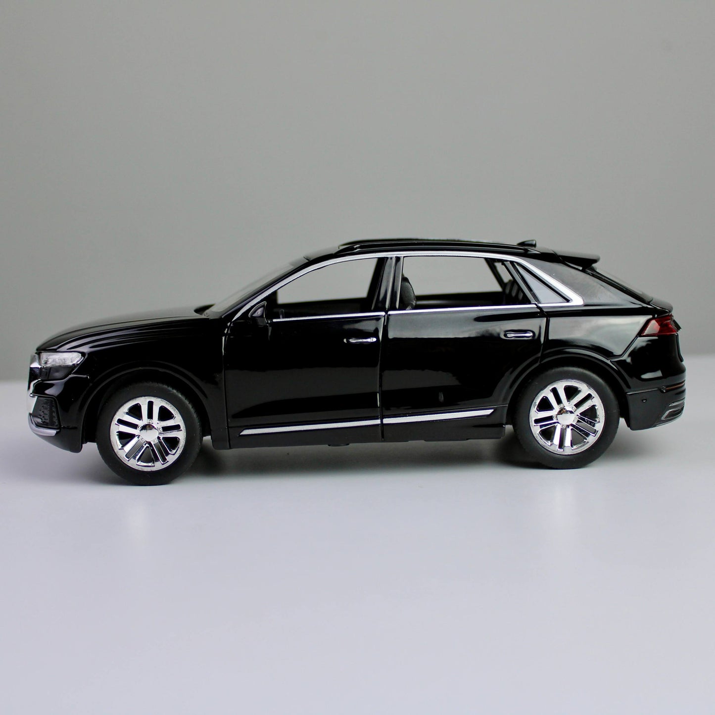 Audi Q8 Diecast Model – 1:24 Scale