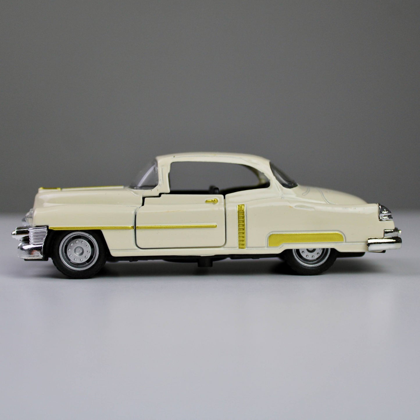 Classic Cadillac Die-Cast Model Car – 1:32 Scale