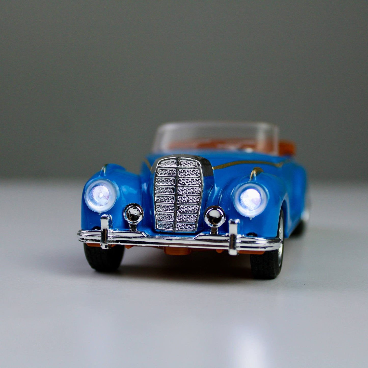 Vintage Classic Die-Cast Model Car – 1:32 Scale