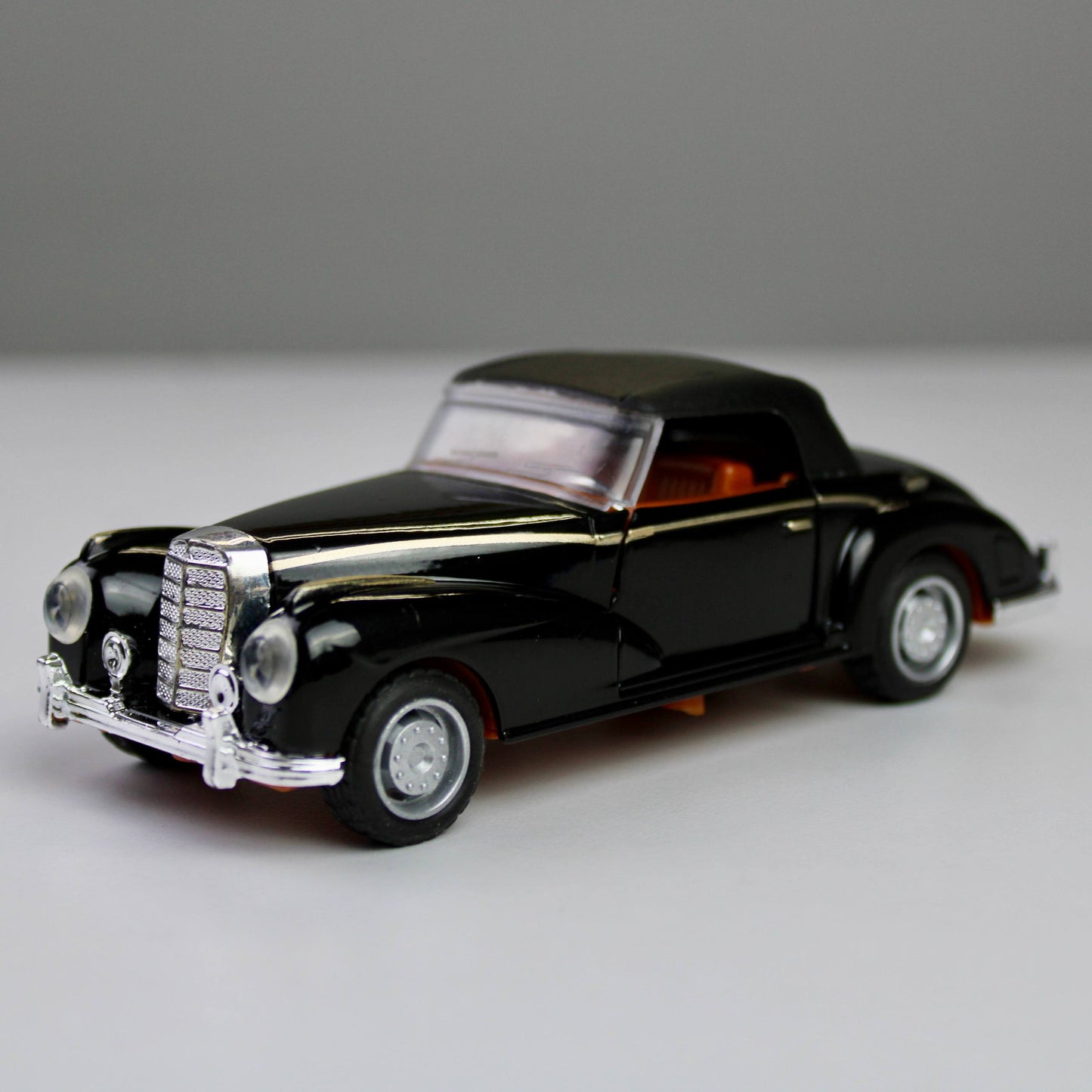 Classic Die-Cast Model Car – 1:32 Scale