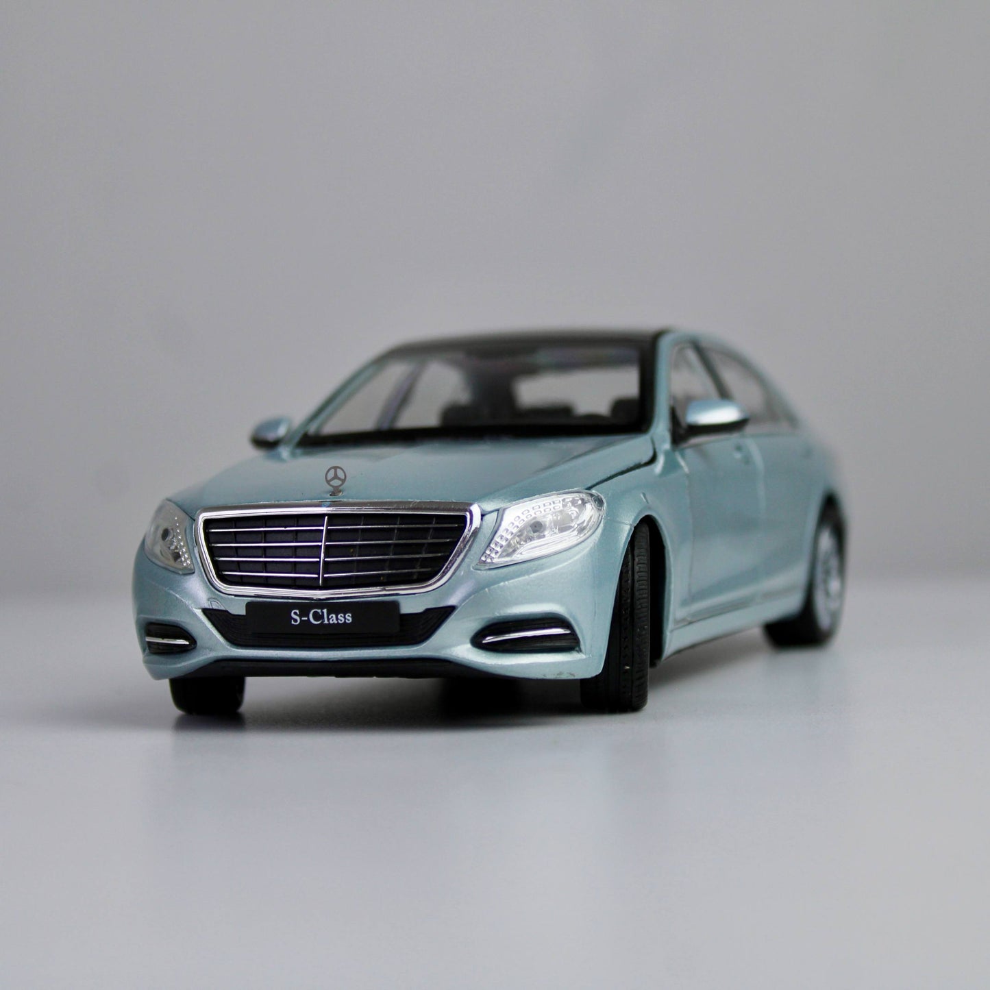 Welly Mercedes-Benz S-Class 1:24 Die-Cast Model Car