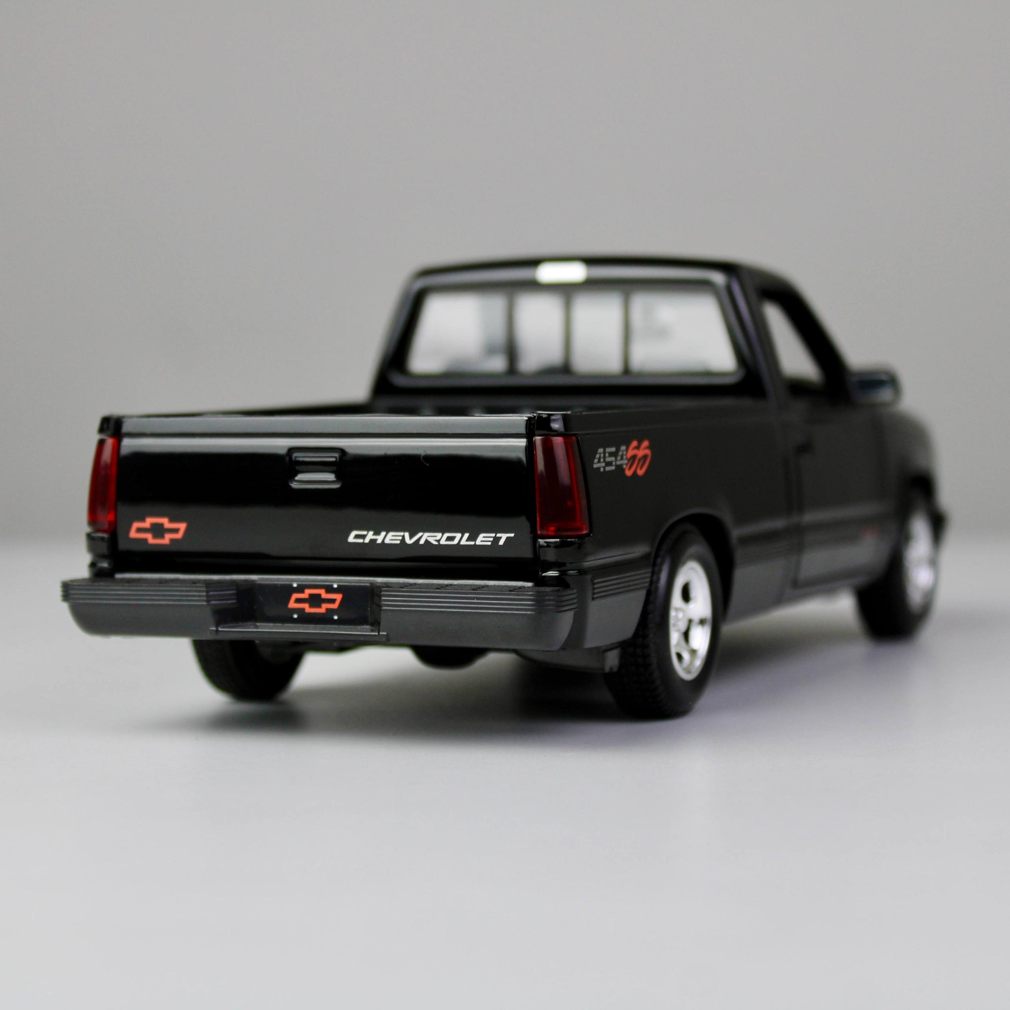 Maisto Chevrolet 454 SS 1993 Die-Cast Pickup Truck (1:24)
