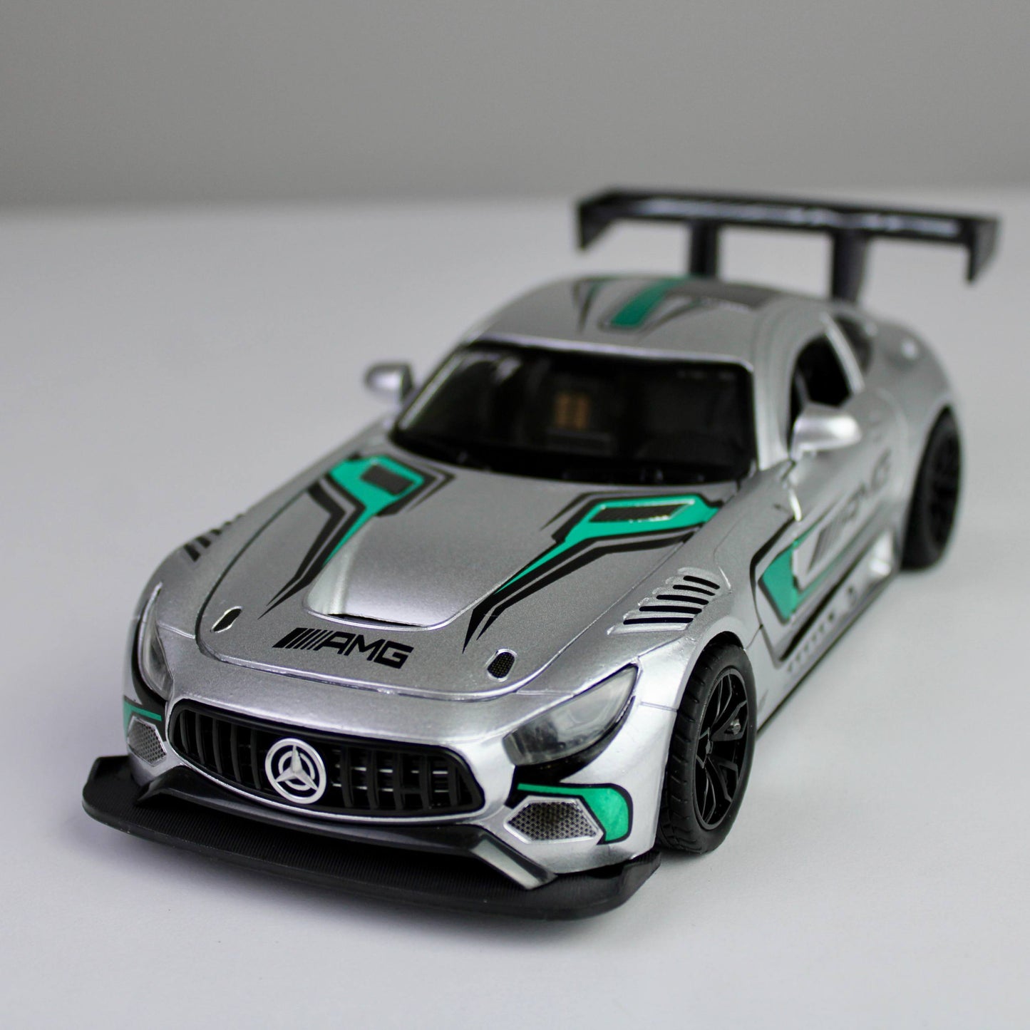 سيارة سباق AMG GT3 المصبوبة من المعدن - بمقياس 1:24 مع أضواء وأصوات