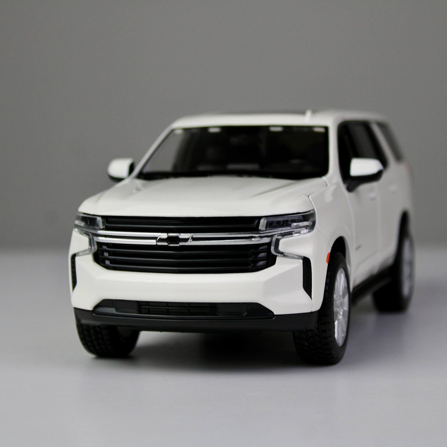 نموذج سيارة مايستو شيفروليه تاهو 2021 بمقياس 1:26 من المعدن المصبوب (SUV)