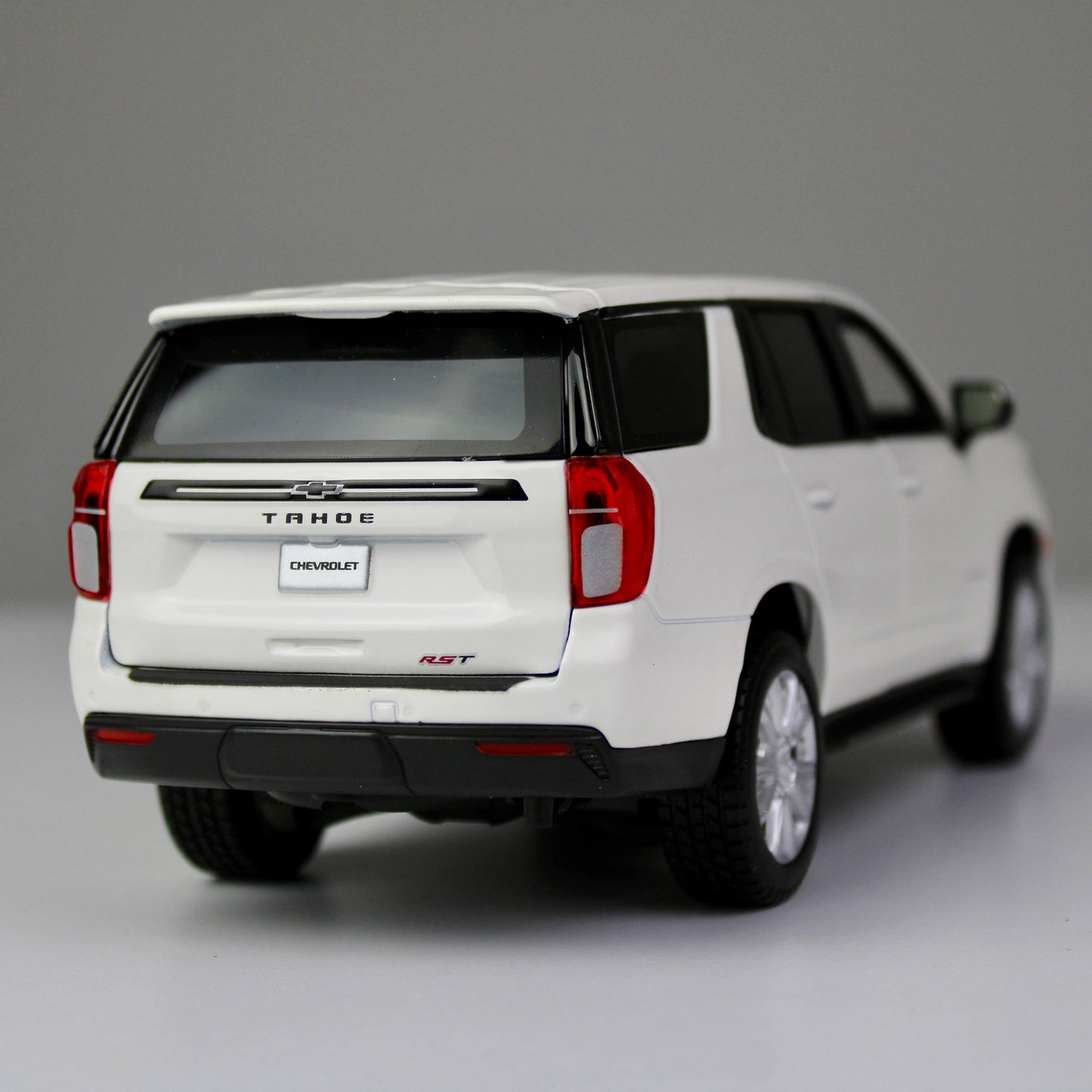 نموذج سيارة مايستو شيفروليه تاهو 2021 بمقياس 1:26 من المعدن المصبوب (SUV)