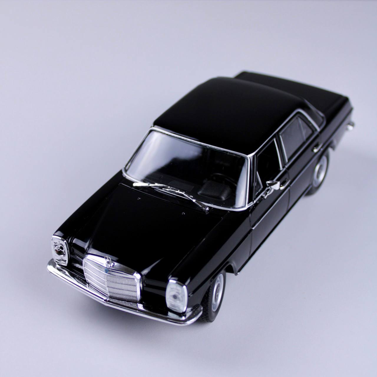 Mercedes-Benz 220 Die-Cast Model – Black