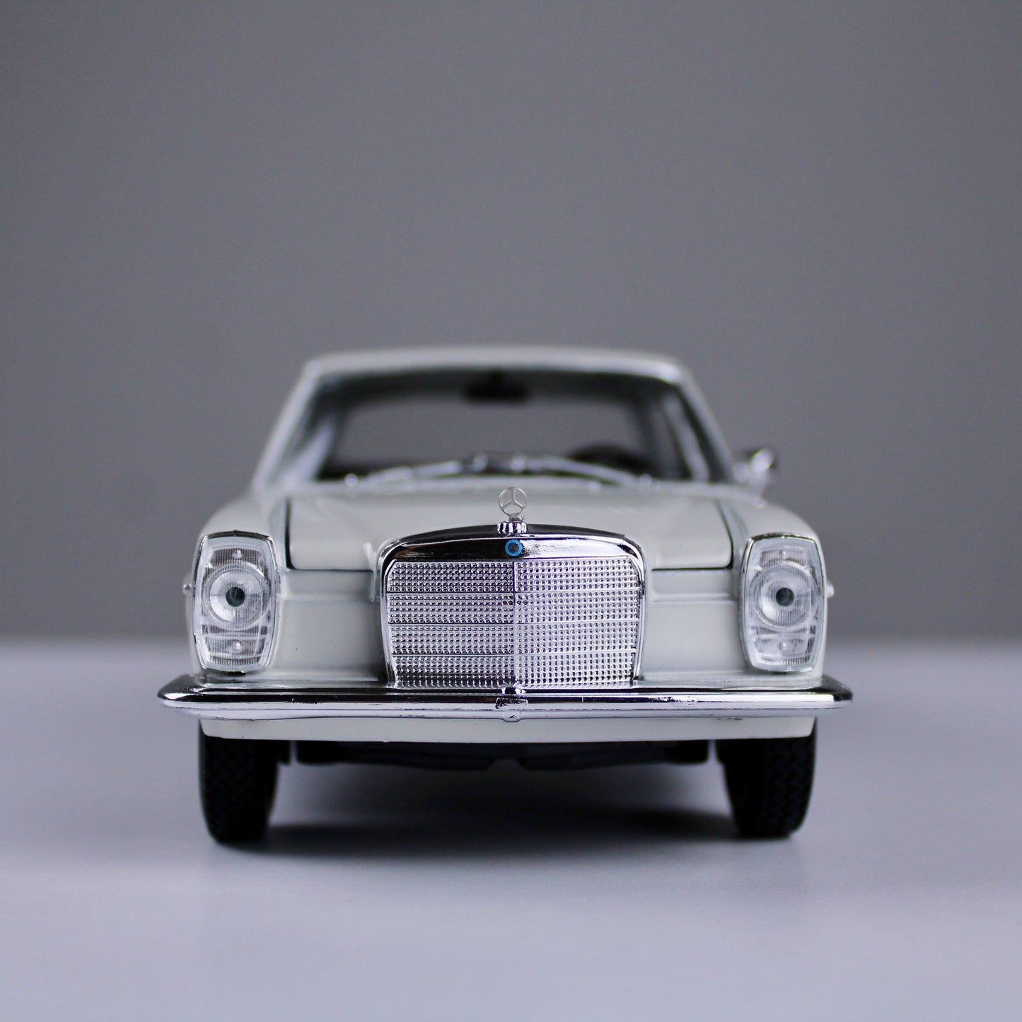 Mercedes-Benz 220 Die-Cast Model – White