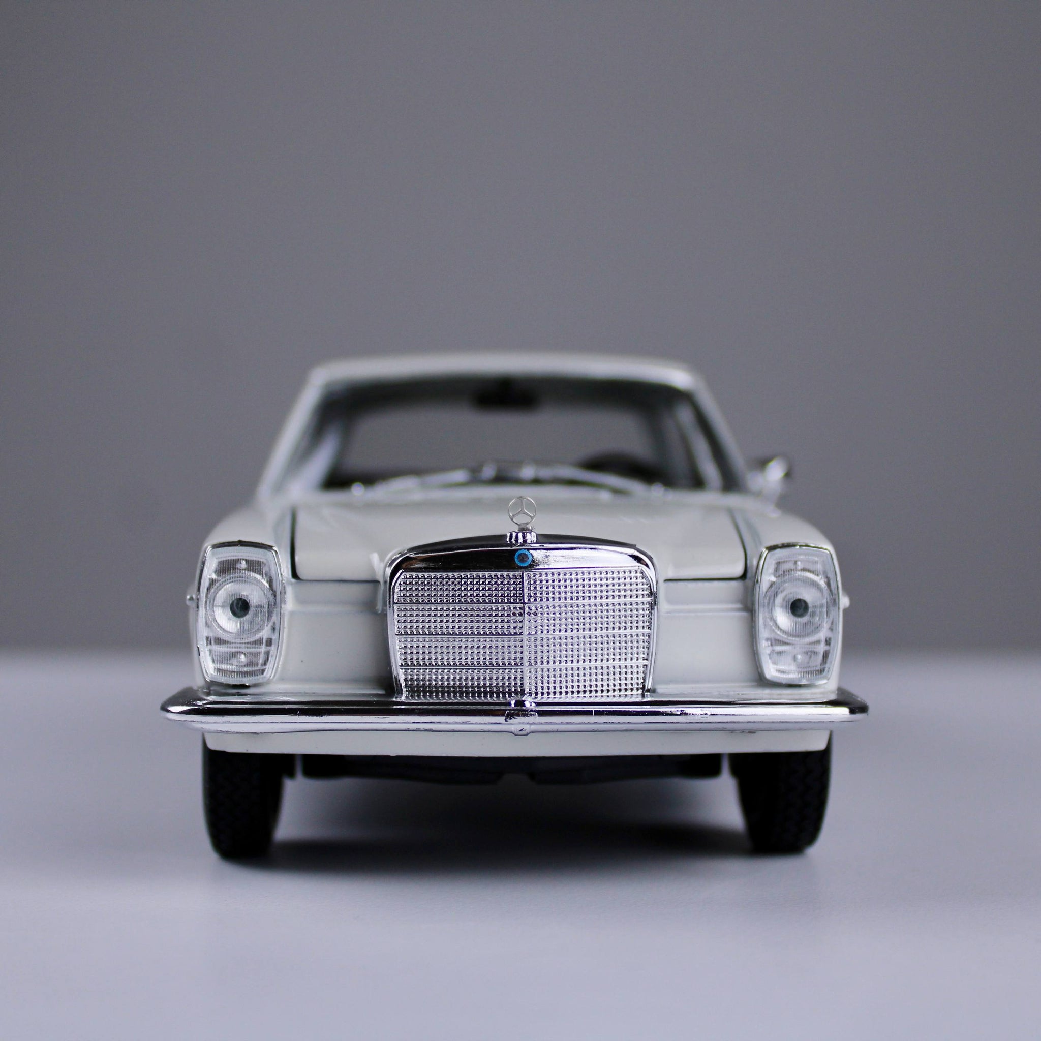 Mercedes-Benz 220 Die-Cast Model – White