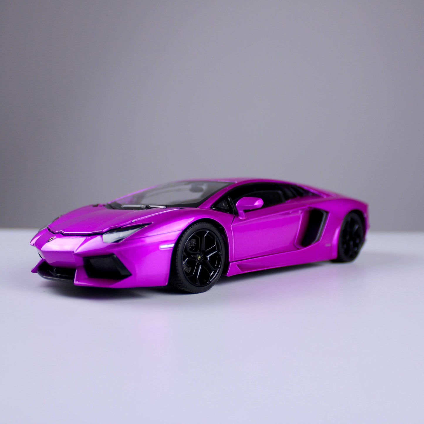 Lamborghini Aventador Coupé Die-Cast Model – Purple