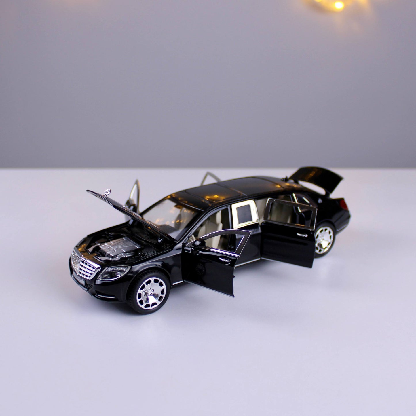 Mercedes-Benz Maybach S600 Die-Cast Model Car – 1:24 Scale