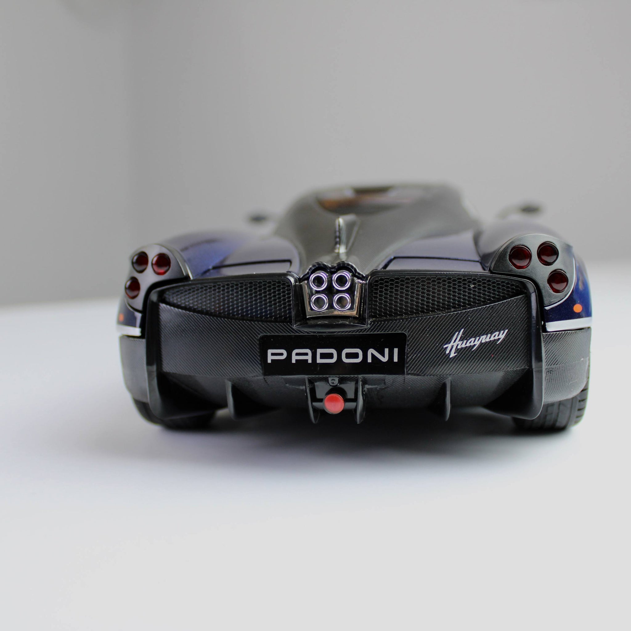Pagani Huayra Diecast Model – 1:18 Scale (Magnificent Reach)