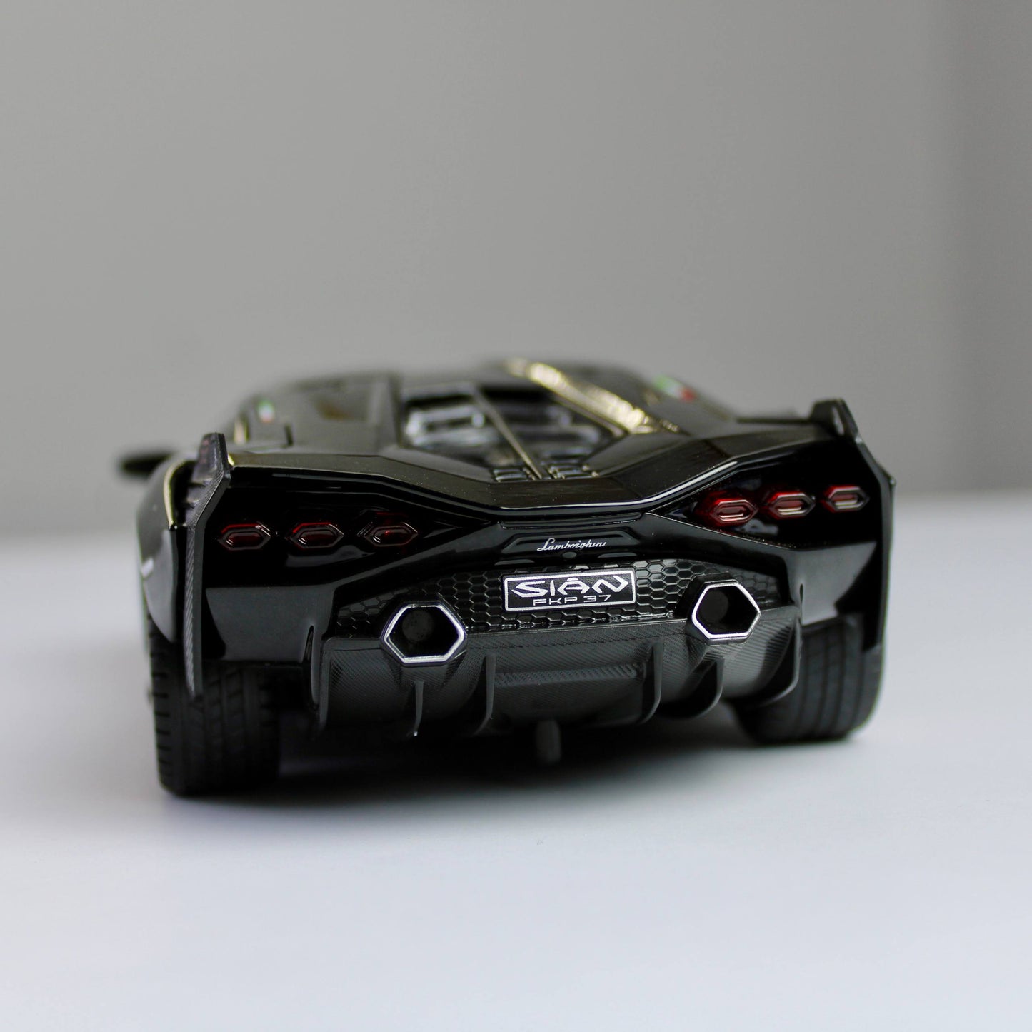 Lamborghini Sian FKP 37 Diecast Model – Luxury Supercar Replica (1:24)