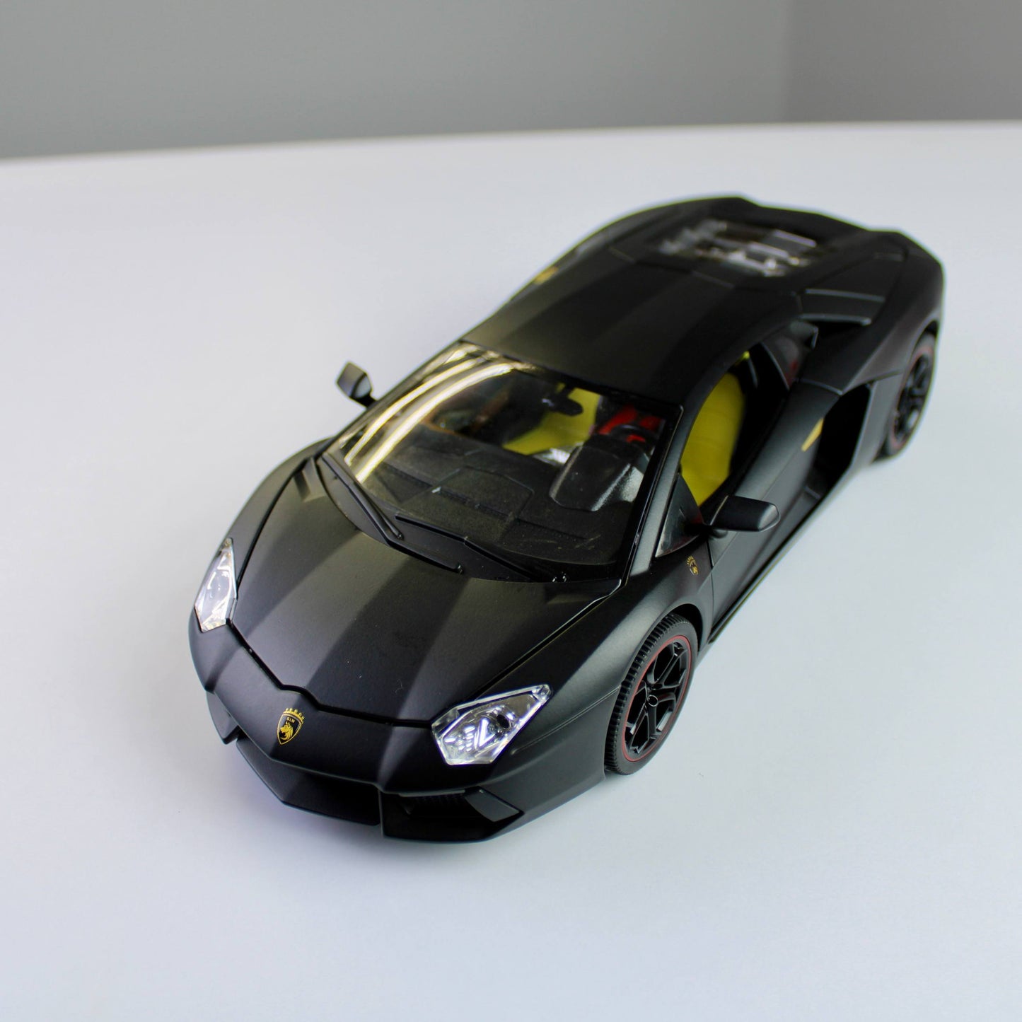 Lamborghini Countach LPI 800-4 Diecast Model – Luxury Supercar Replica (1:18)