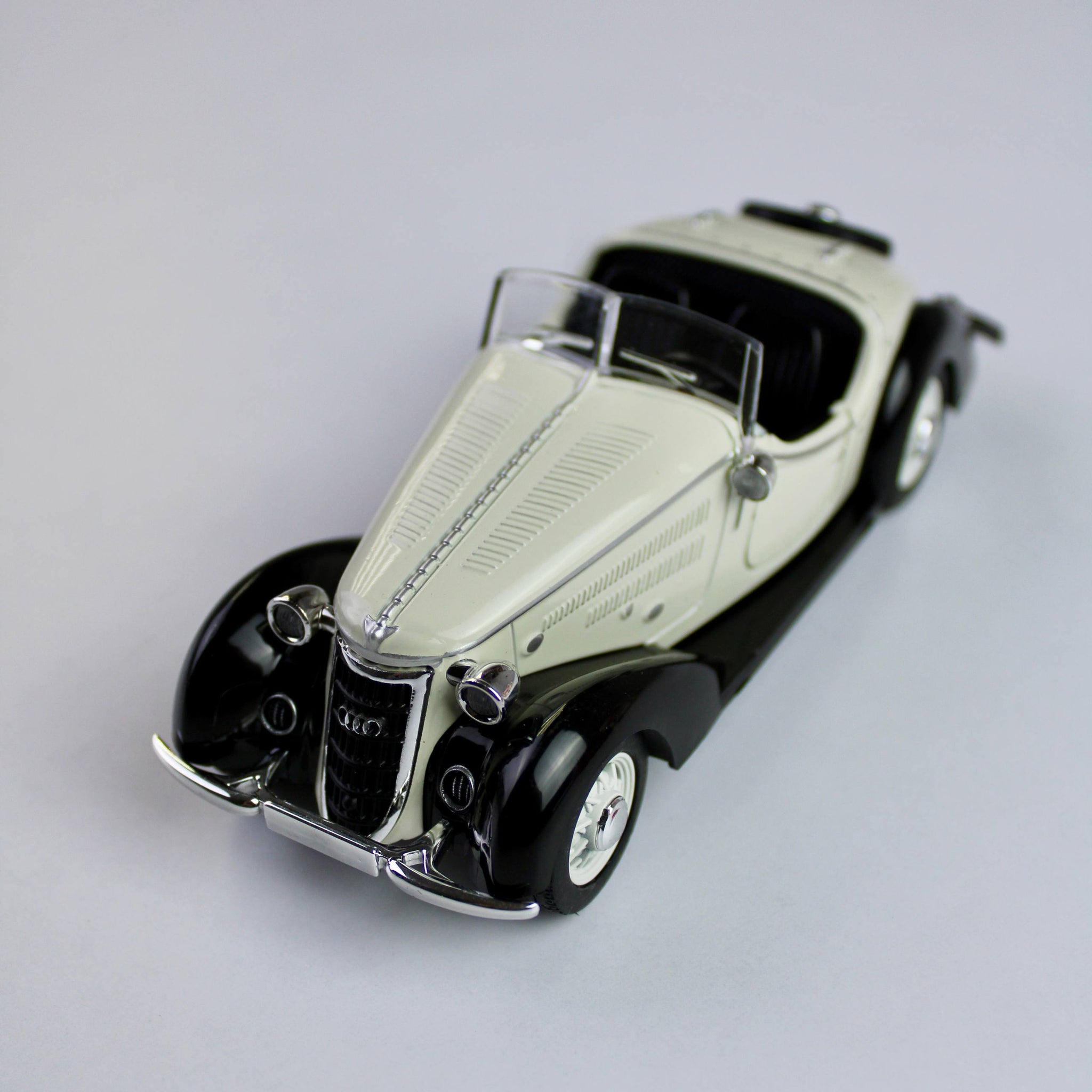 Audi Rover W25K Roadster Diecast Model – Classic Car (1:32)