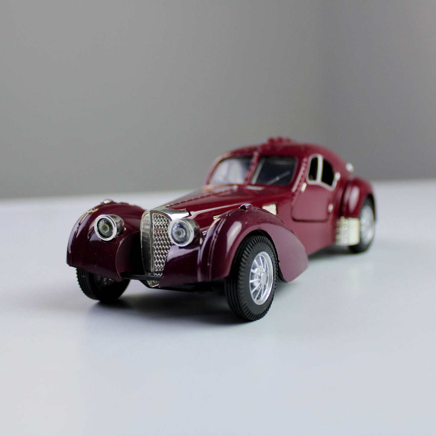 مجسم Bugatti 1936 – سيارة كلاسيكية بمقياس 1:28