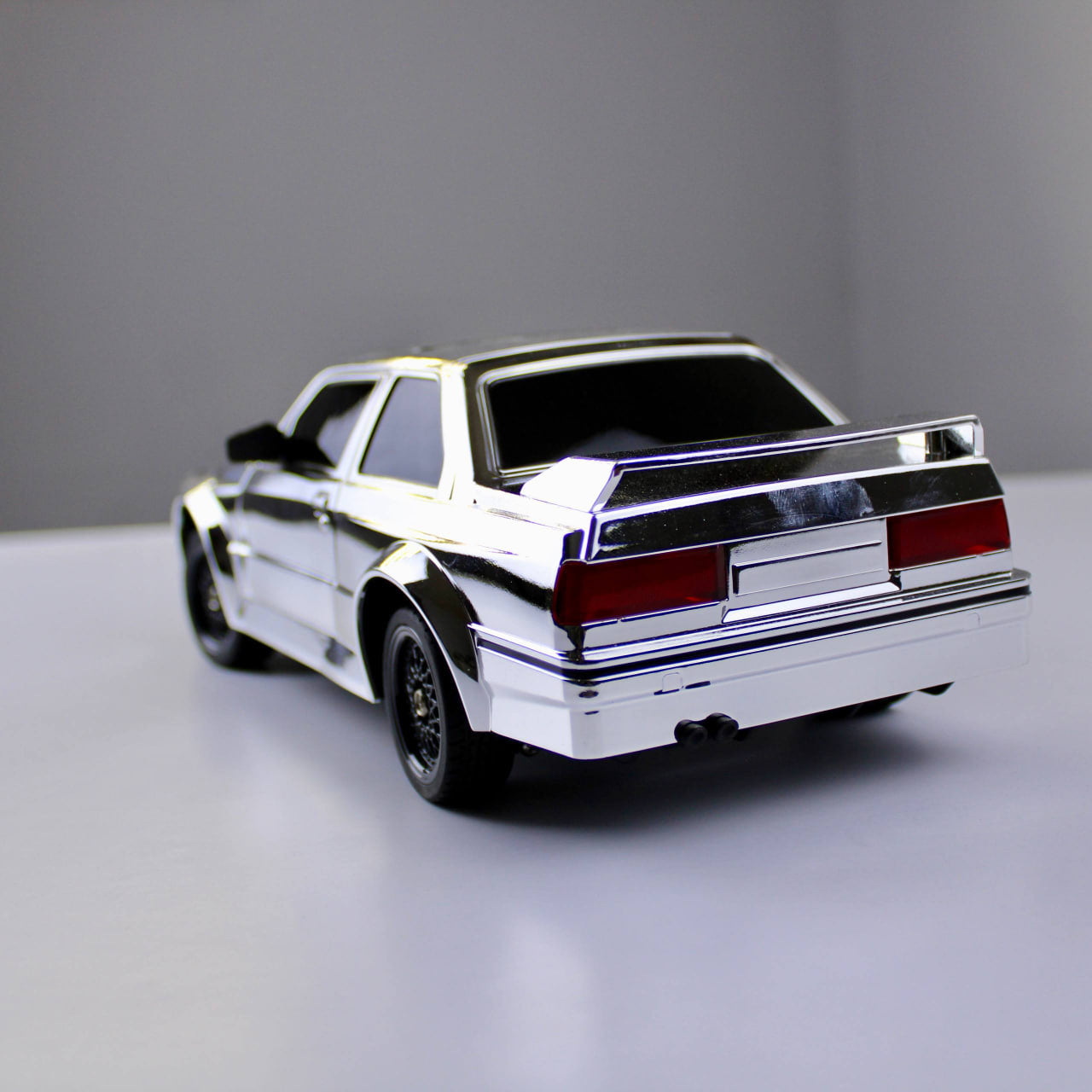 Retro Drift RC – سيارة تحكم عن بعد بمقياس 1:16