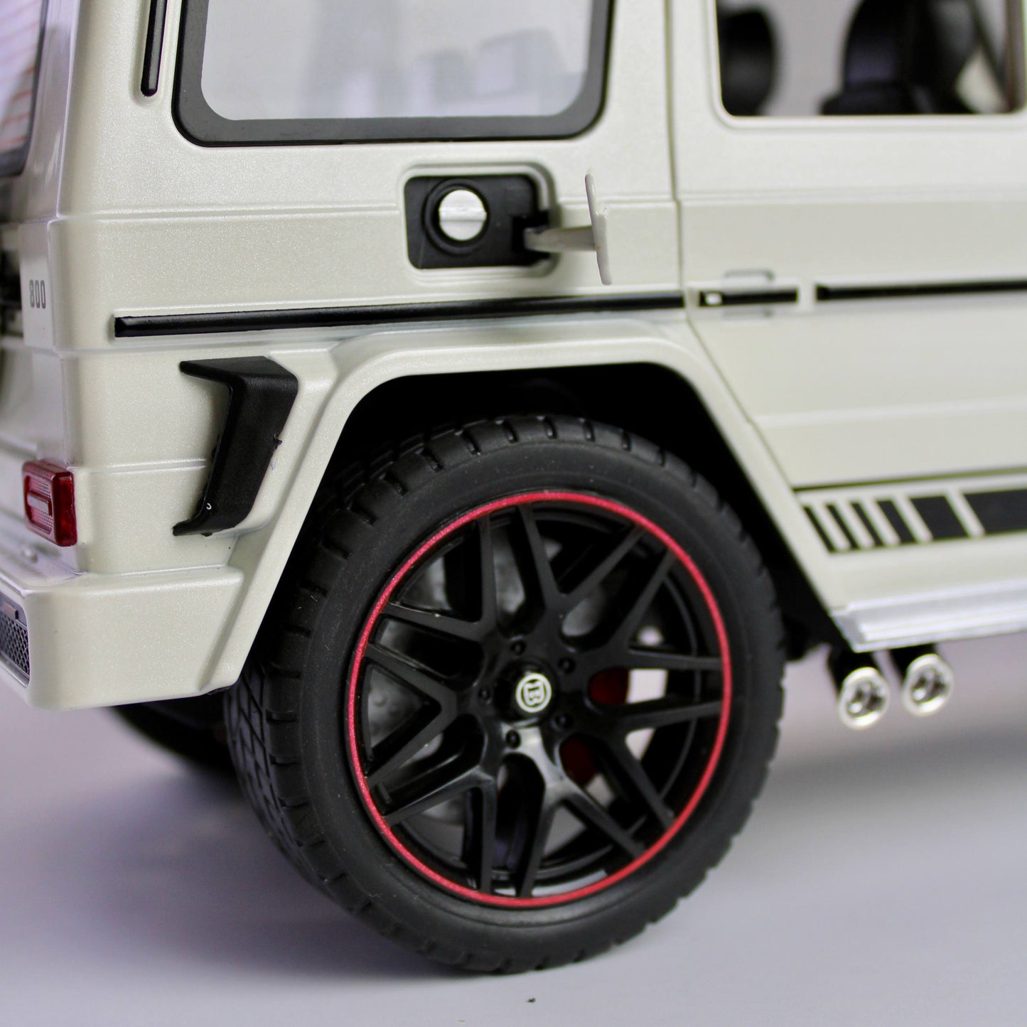 Mercedes-Benz G800 (Brabus) Diecast Model – 1:18 Scale (Magnificent Reach)