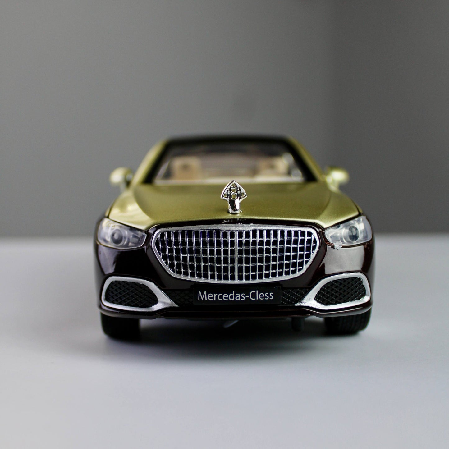 نموذج سيارة مرسيدس مايباخ 5680 المصبوبة – سيارة فاخرة (بمقياس 1:24)