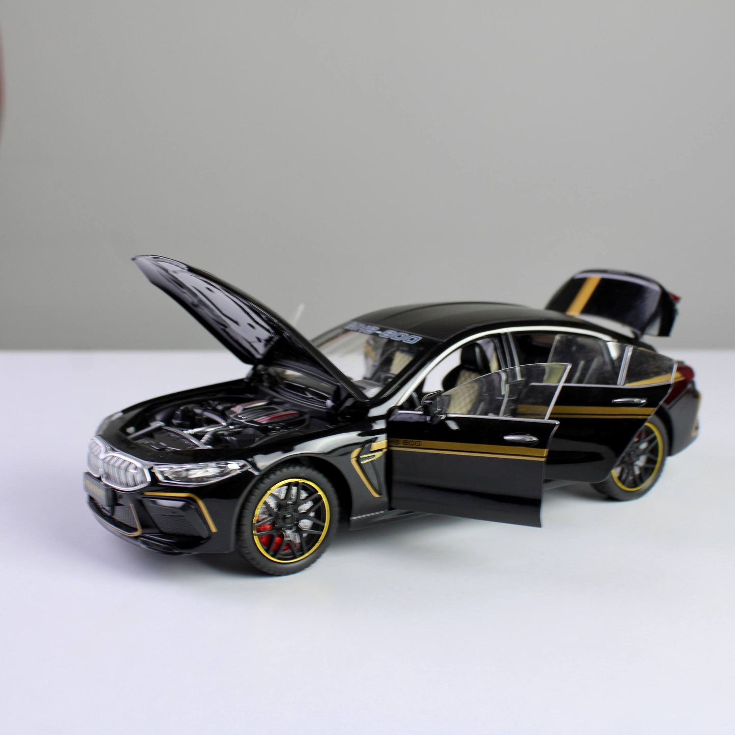 BMW M8 Competition 1:24 Diecast – Light & Sound