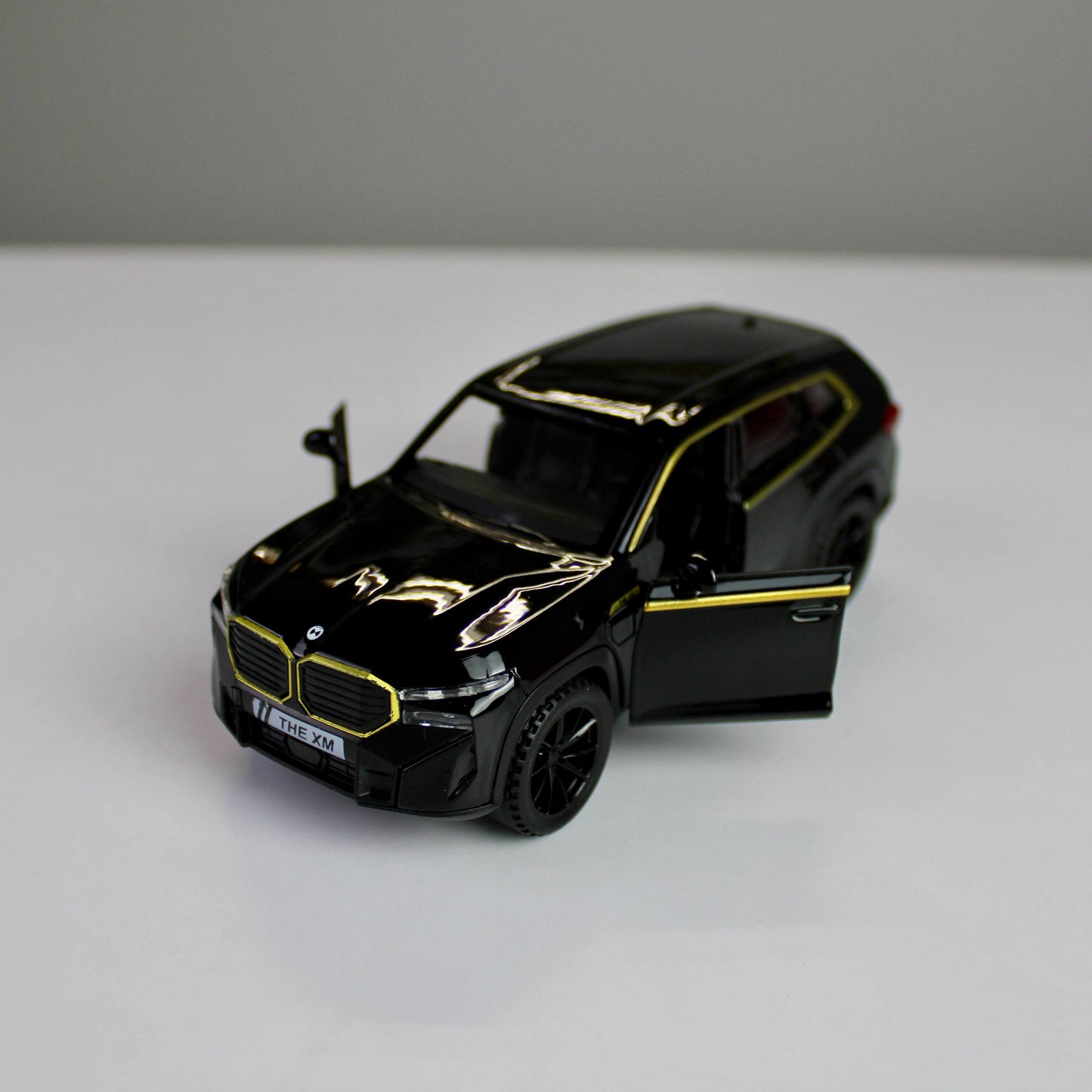 BMW XM 1:32 داي كاست – إضاءة، صوت