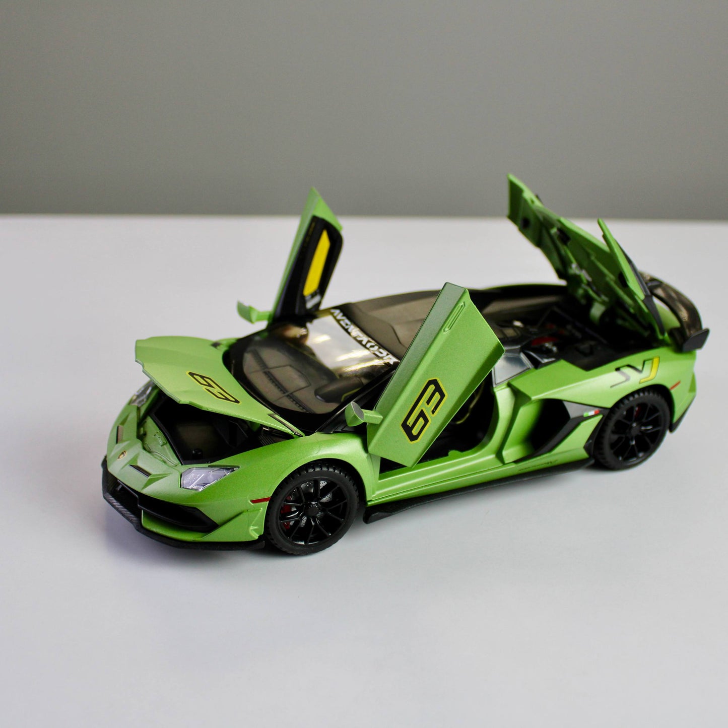 Lamborghini Aventador SVJ 1:24 Die-Cast Model Car