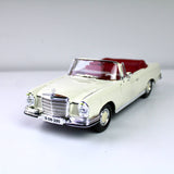 Maisto Mercedes-Benz 280 SE Cabriolet 1967 1:18 Die-Cast Model