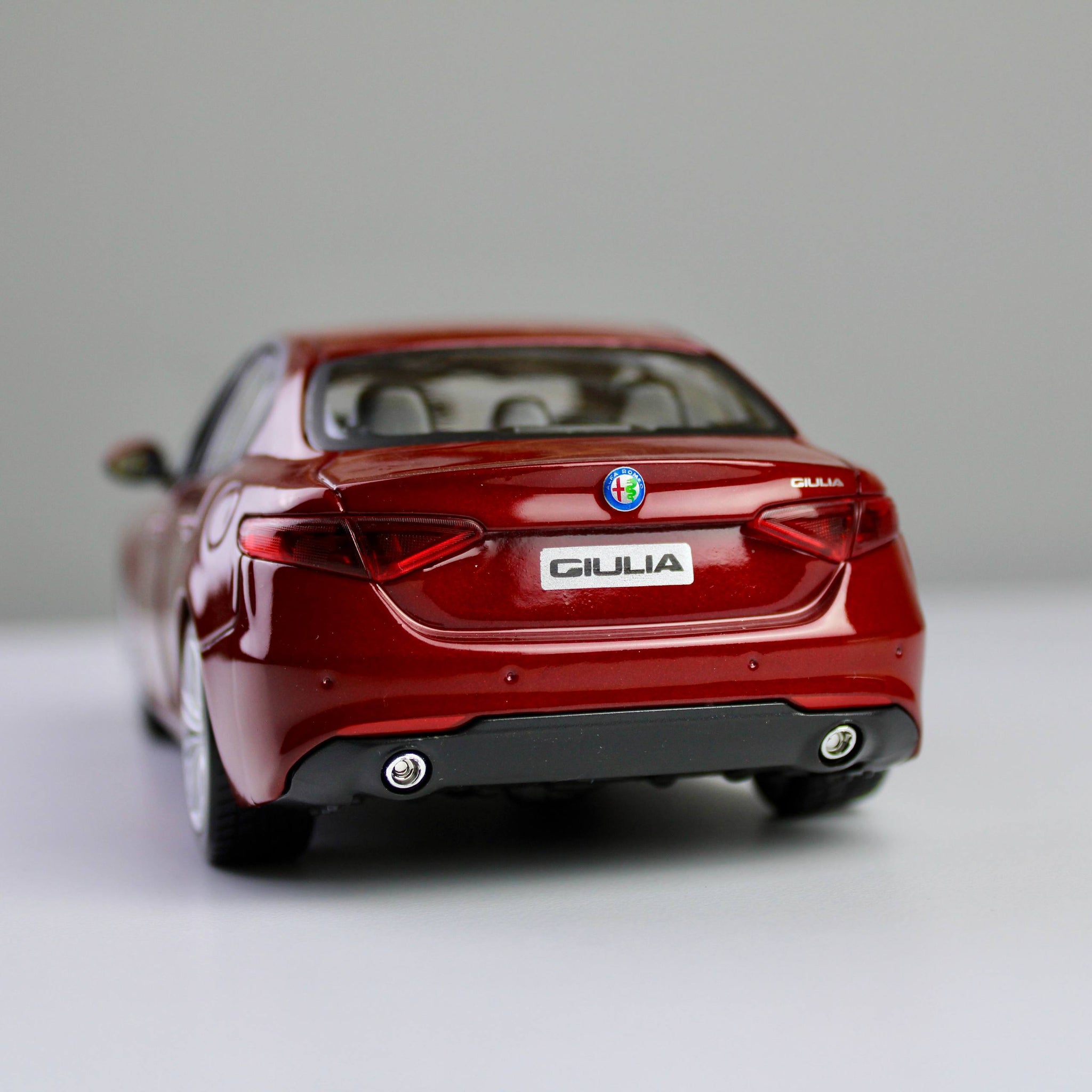 Bburago Alfa Romeo Giulia 1:24 Die-Cast Model Car