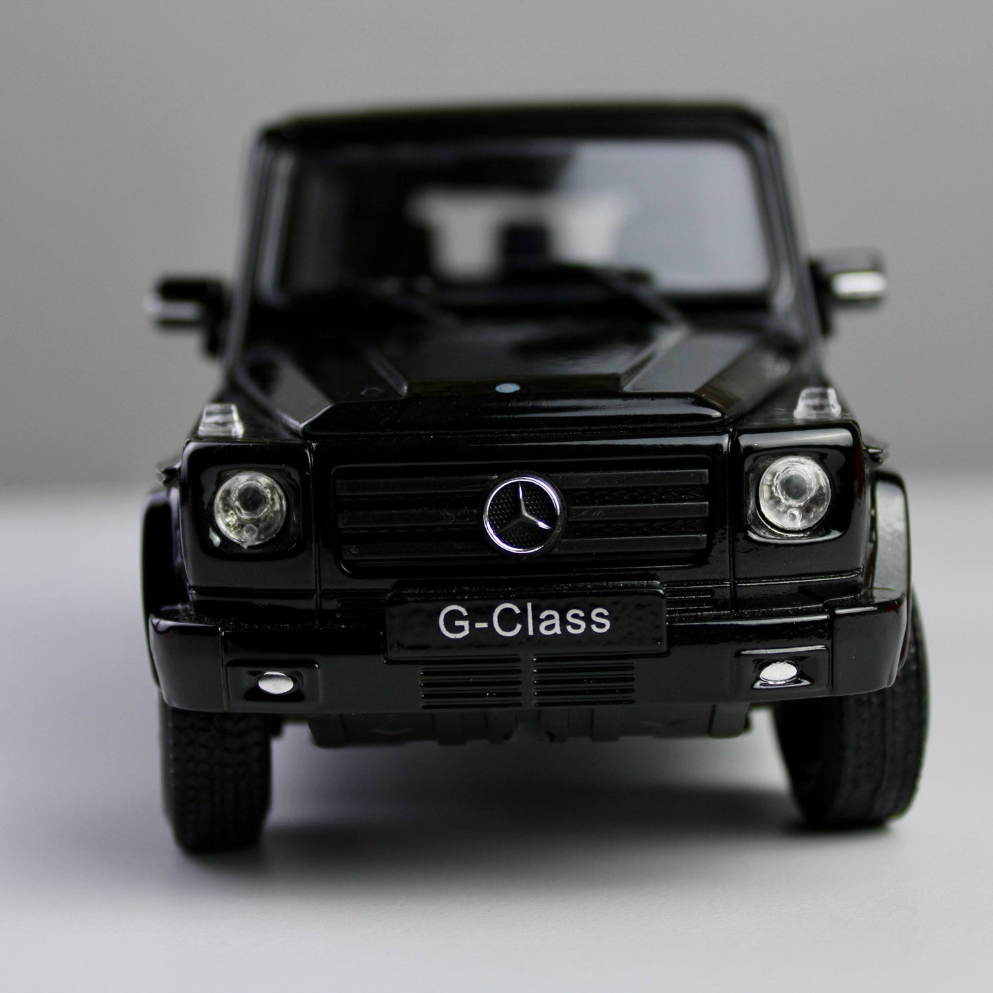 Welly Mercedes-Benz G-Class 1:24 Die-Cast Model Car