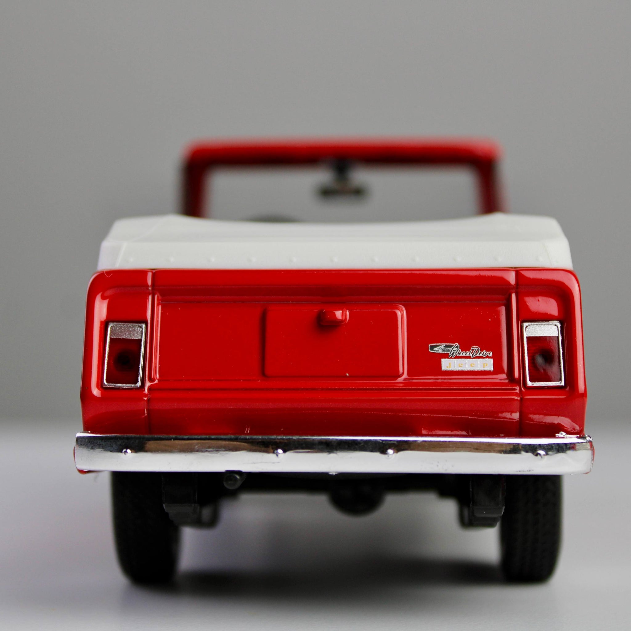 Welly Jeep Jeepster Commando 1967 Roadster 1:24 Die-Cast Model