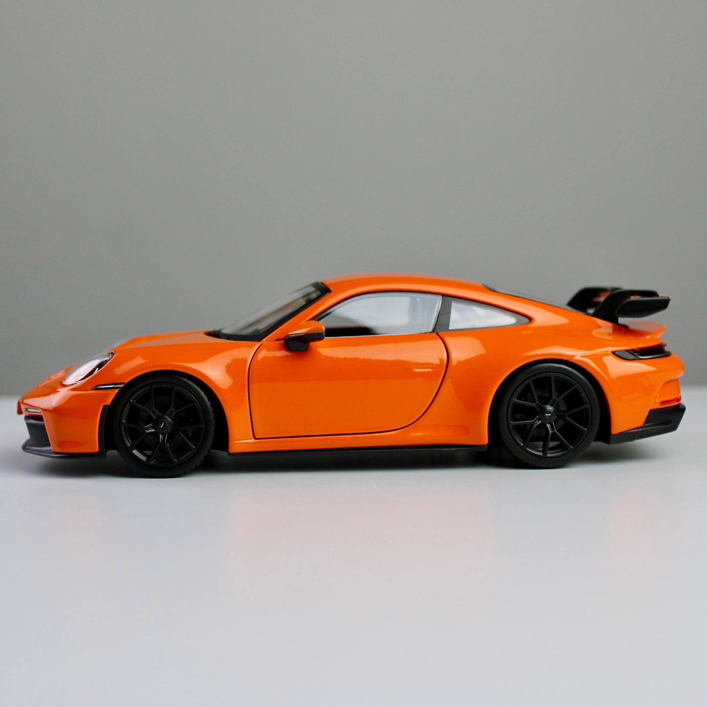 سيارة نموذج بورش 911 GT3 من Bburago بمقياس 1:24 - مجموعة ستار