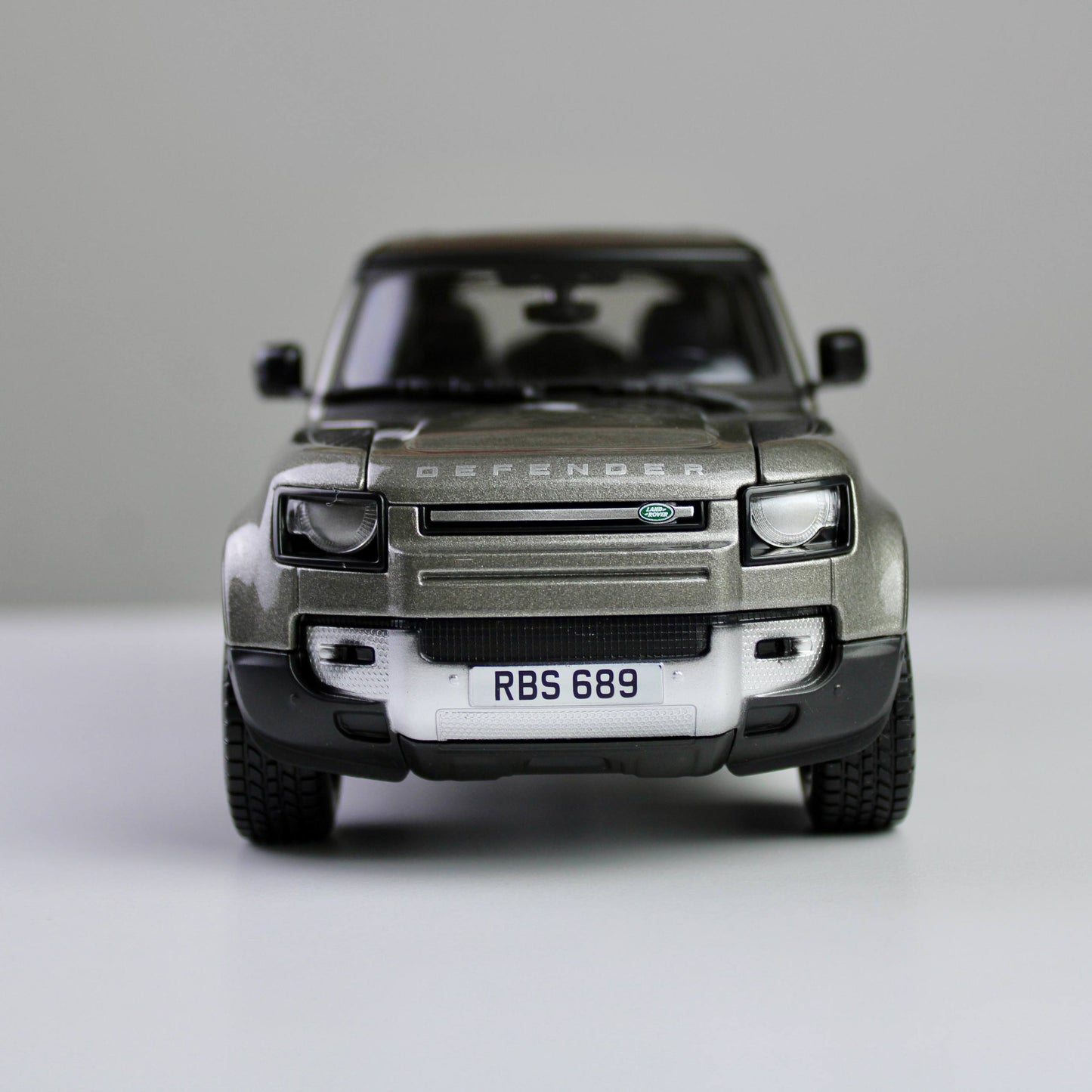 Bburago Land Rover Defender 110 2022 1:24 Die-Cast Model