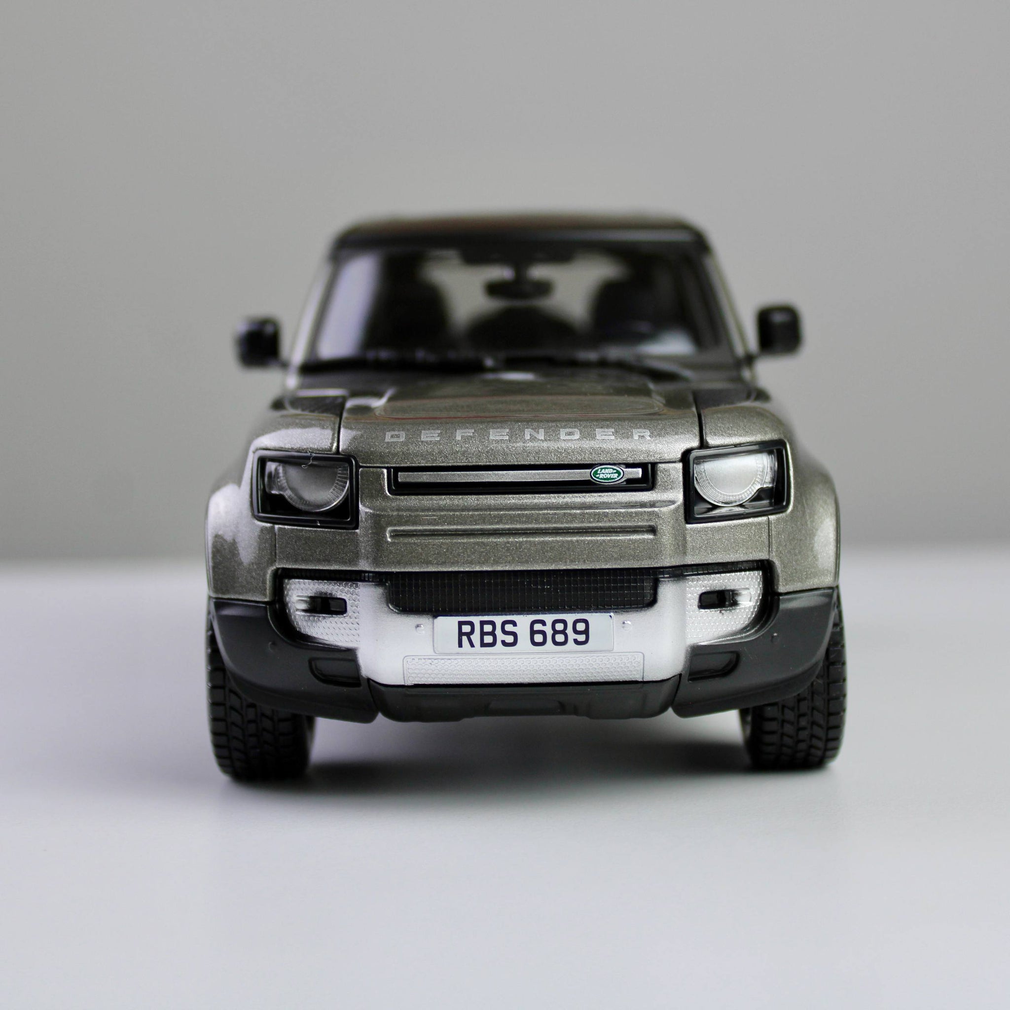 Bburago Land Rover Defender 110 2022 1:24 Die-Cast Model