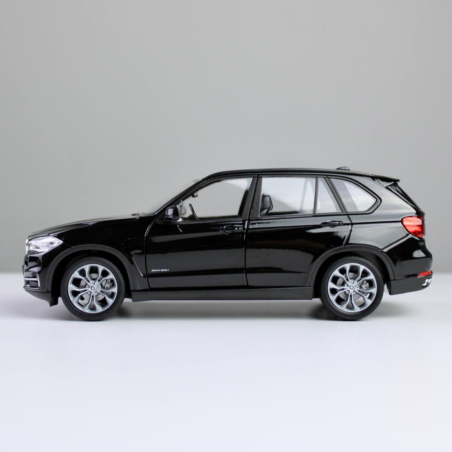 Welly BMW X5 1:24 Die-Cast Model SUV