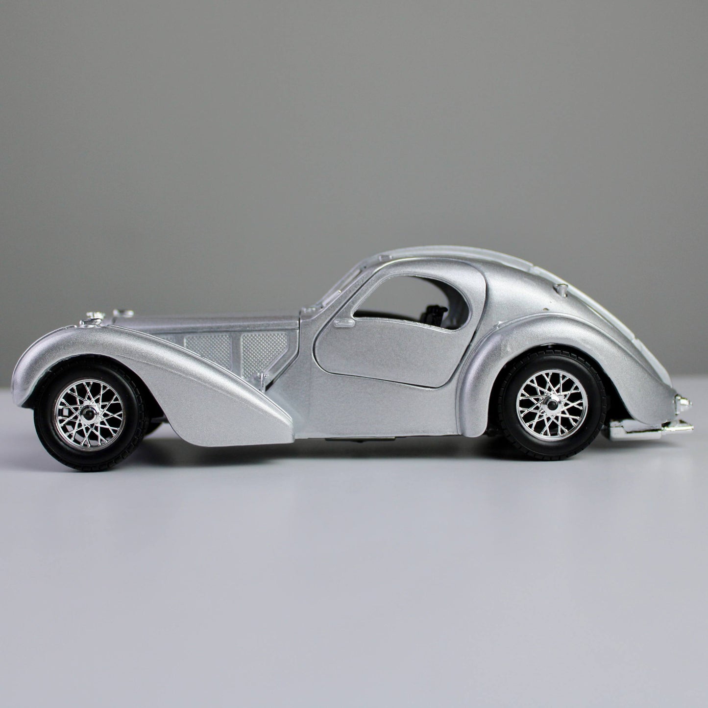 Bburago Bugatti Atlantic 1:24 Die-Cast Model Car – Star Collezione