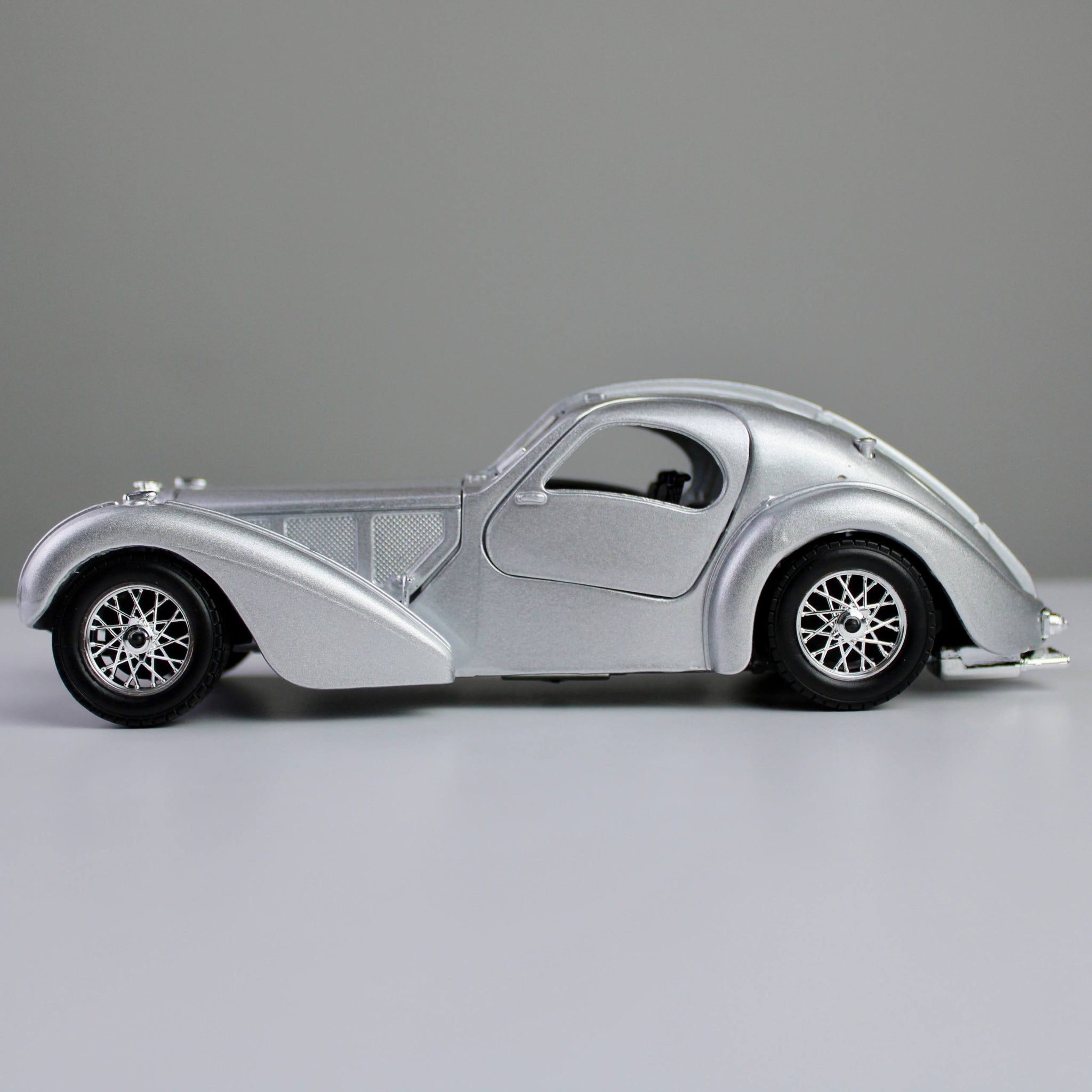 Bburago Bugatti Atlantic 1:24 Die-Cast Model Car – Star Collezione