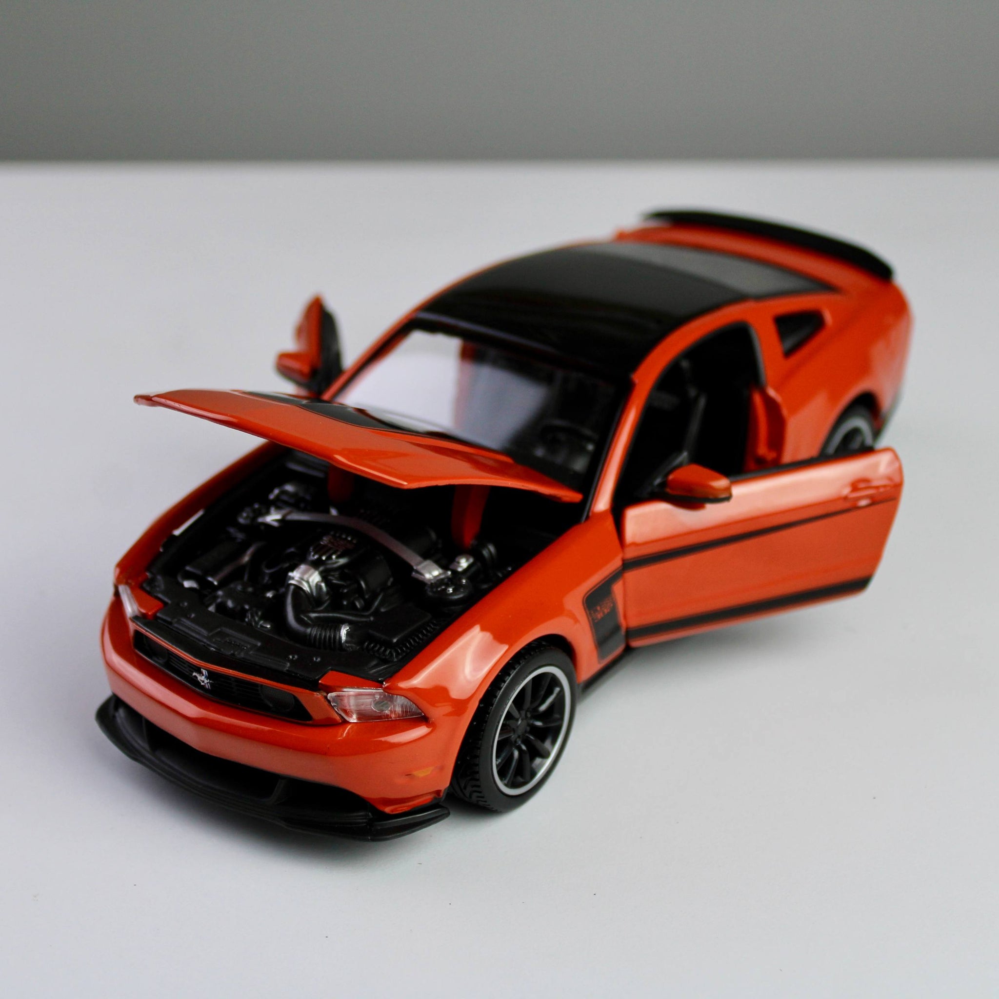 Maisto Ford Mustang Boss 302 1:24 Die-Cast Model Car