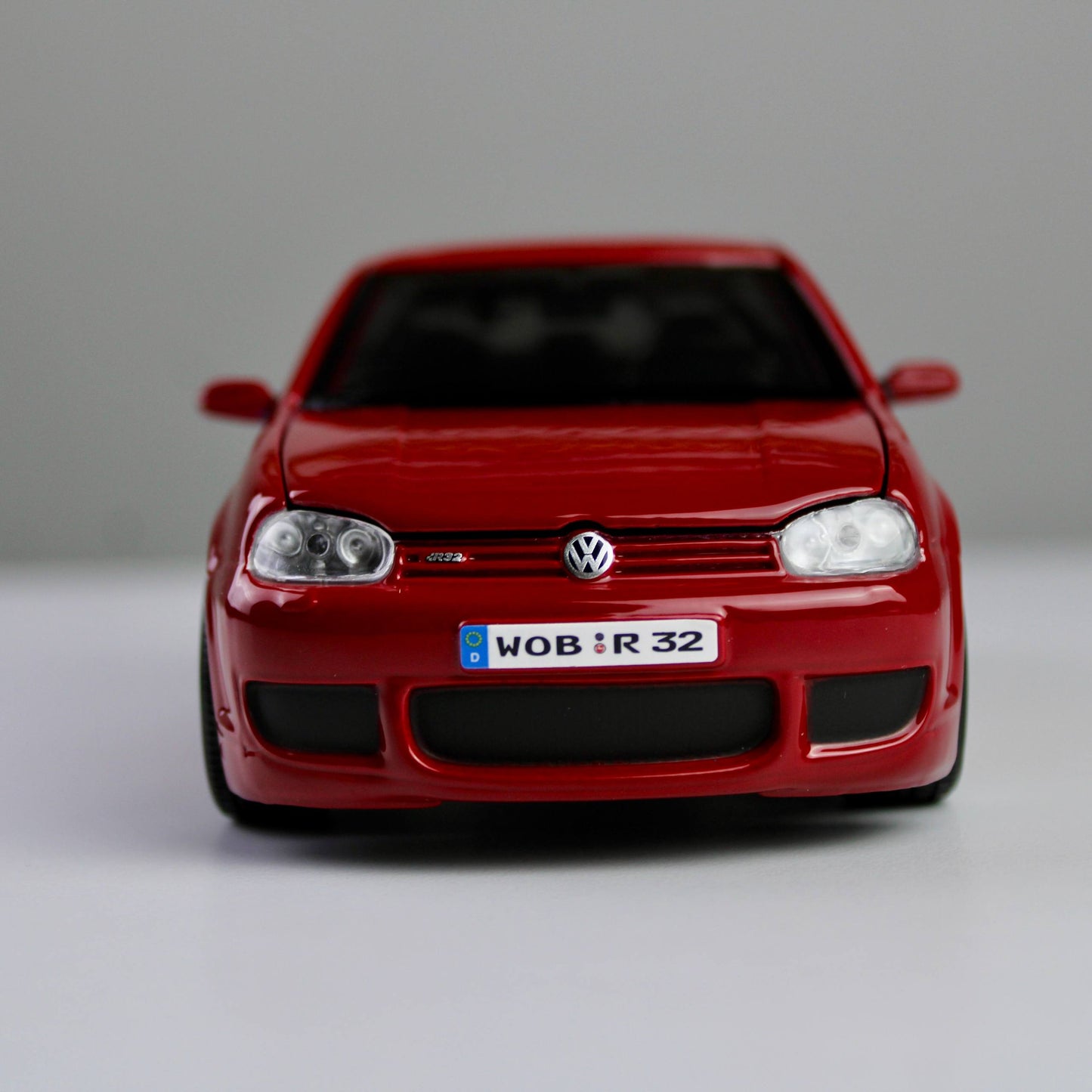 Maisto Volkswagen Golf R32 1:24 Die-Cast Model Car – Special Edition