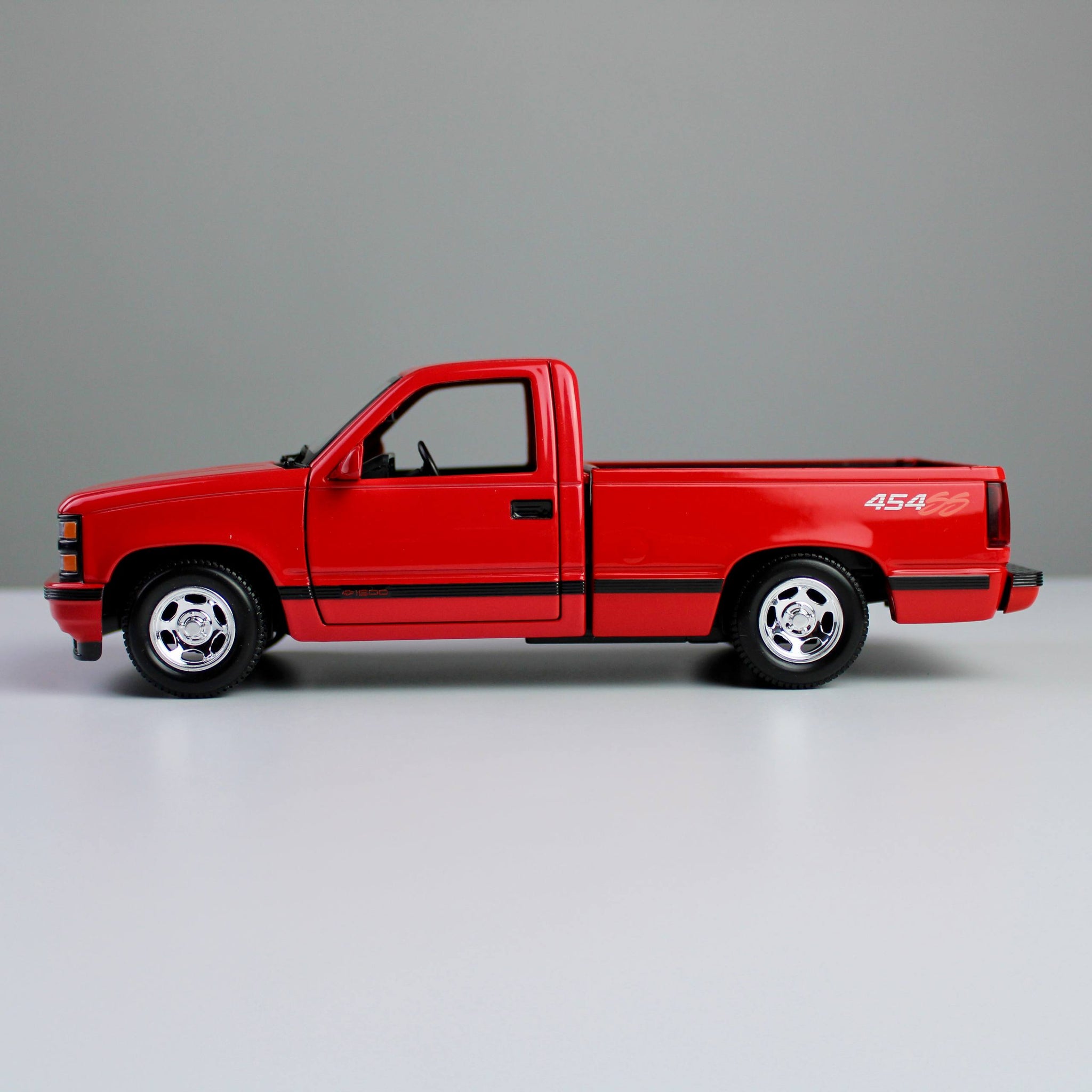 Maisto Chevrolet 454 SS Pickup 1993 1:24 Die-Cast Model Truck – Special Edition