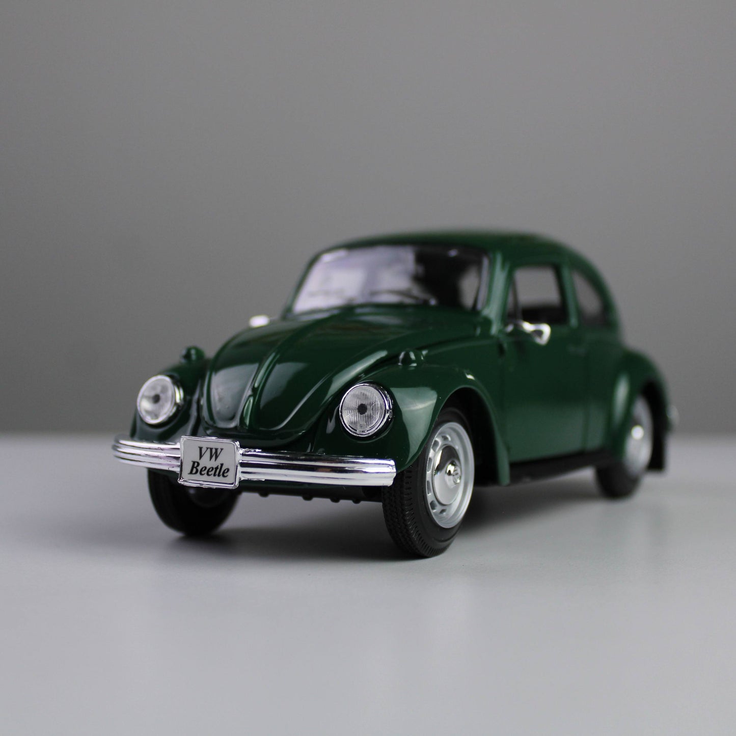 Maisto Volkswagen Beetle 1:24 Die-Cast Model Car