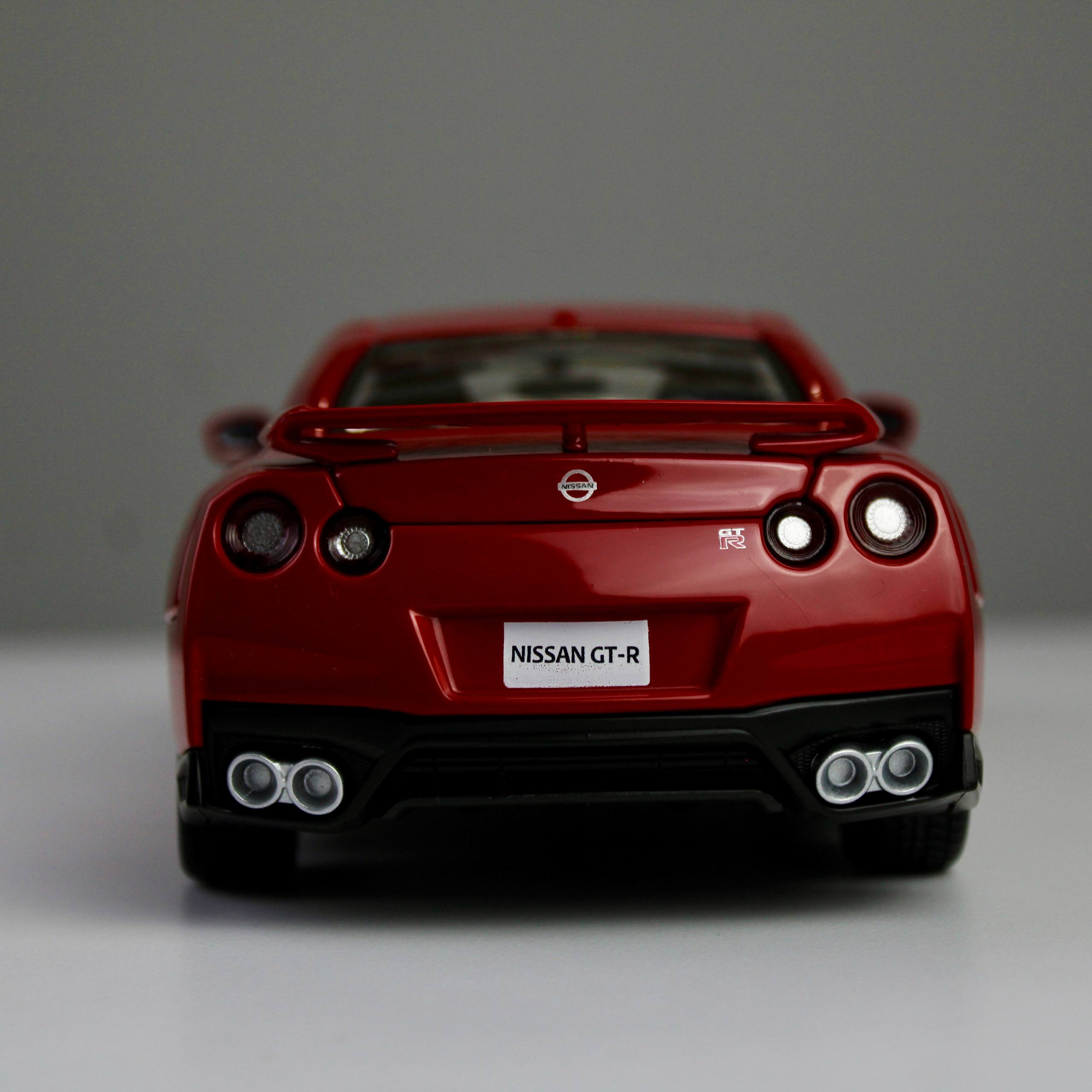 Bburago Nissan GT-R 2017 1:24 Die-Cast Model Car – AS Toys Shop