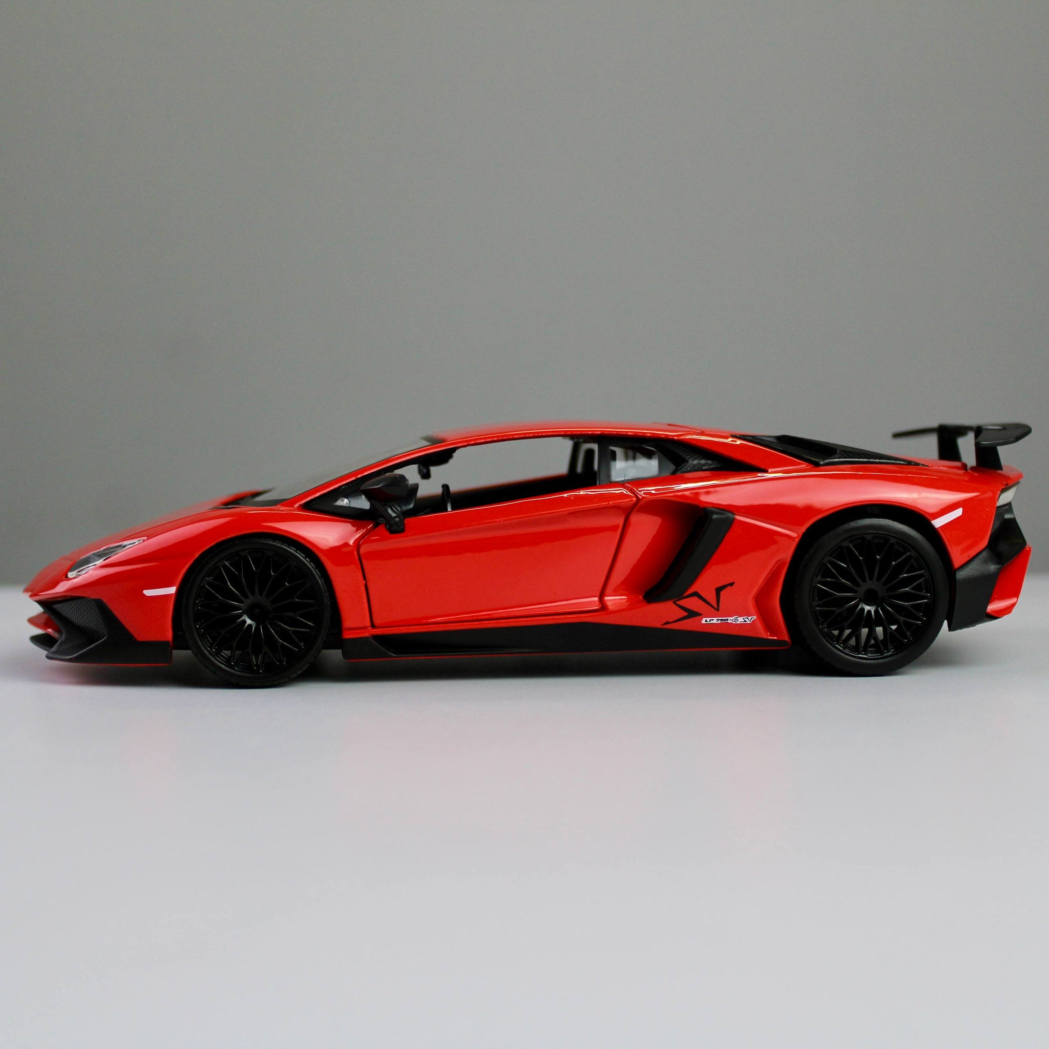 Bburago Lamborghini Aventador LP 750-4 SV سيارة موديل مصبوبة بمقياس 1:24